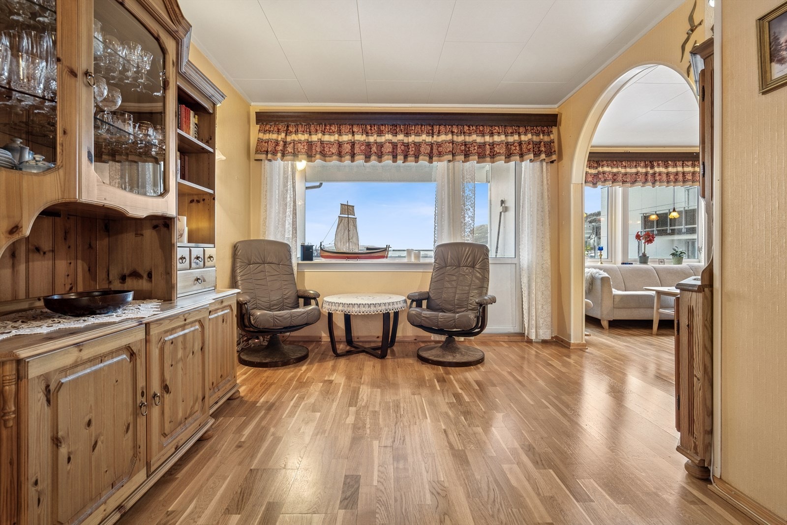 Det er store vestvendte vindusflater som slipper inn rikelig med dagslys - Fra stuen er det også utgang til balkongen Galleribilde