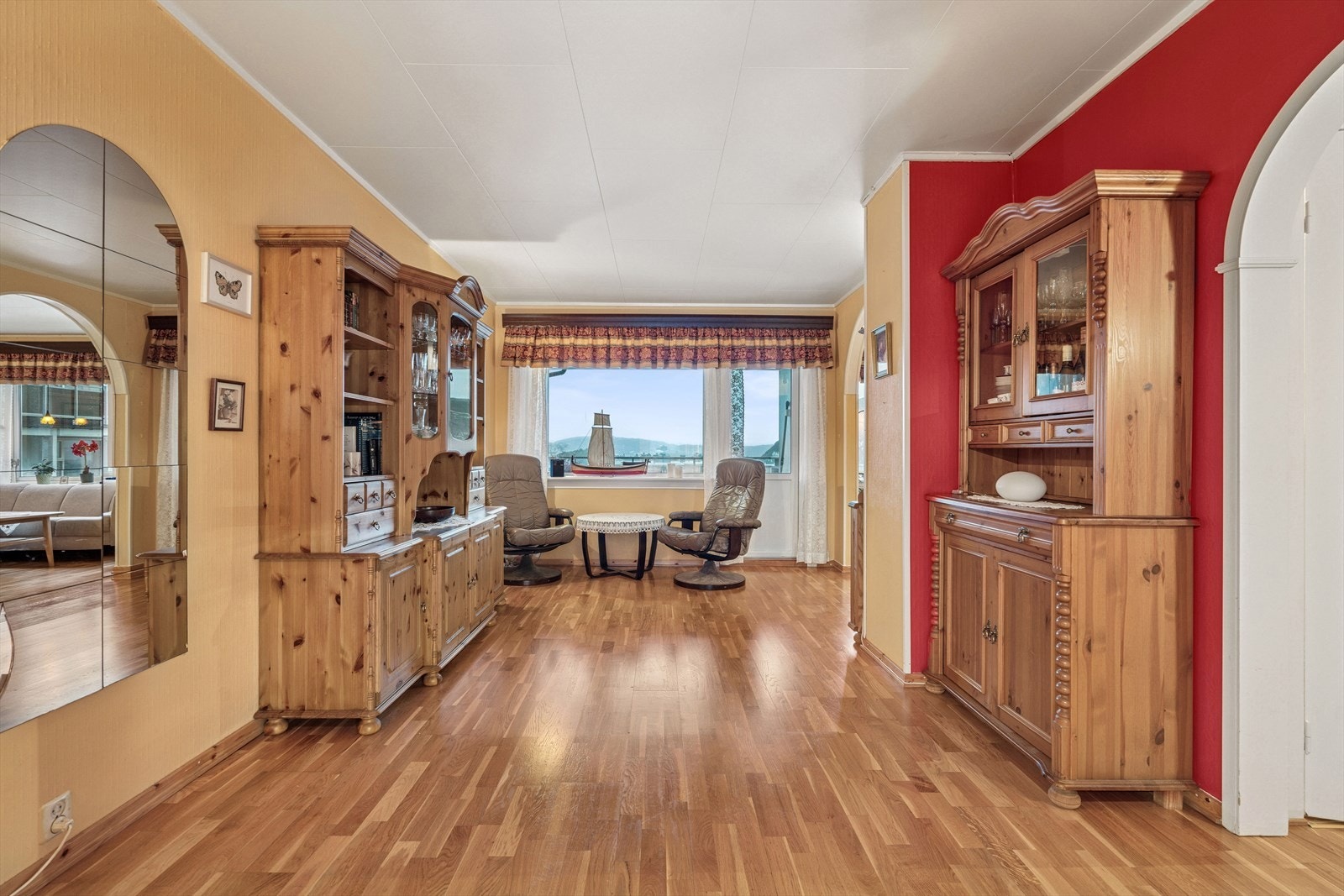 Stuen er møbleringsvennlig utformet i to ulike soner, perfekt for innredning med spisestue og egen sofastue Galleribilde