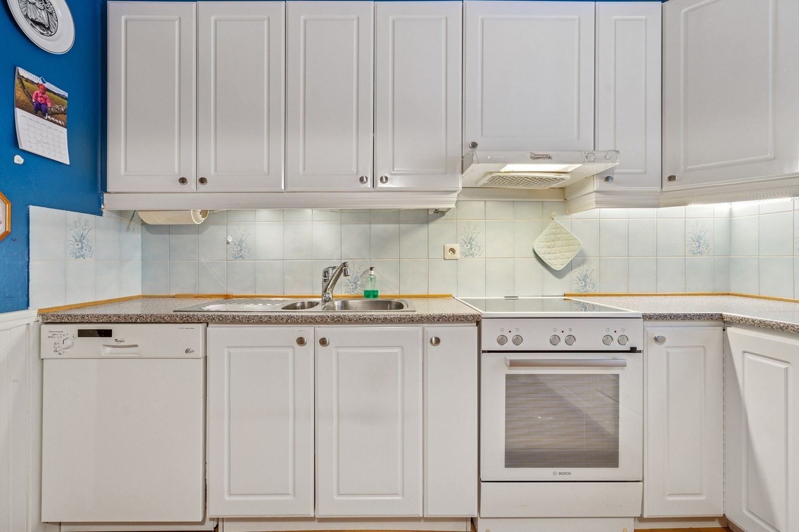 Oppvaskmaskin medfølger (medfølger i den stand den er) - Videre er det kjøkkenventilator over komfyrplass med avtrekk ut gjennom vegg Galleribilde