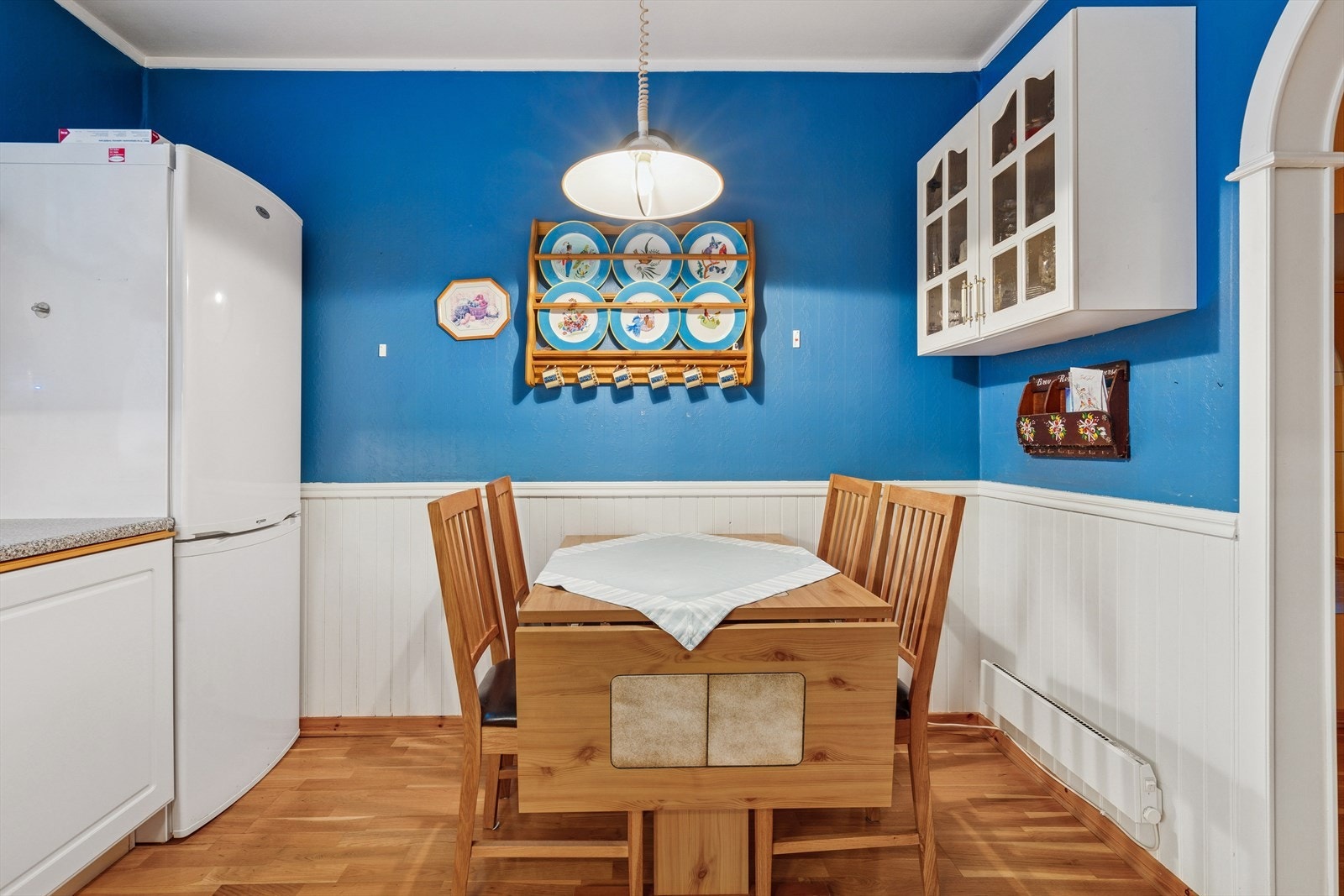 En får fint plass til spisebord til 4 personer på kjøkkenet Galleribilde