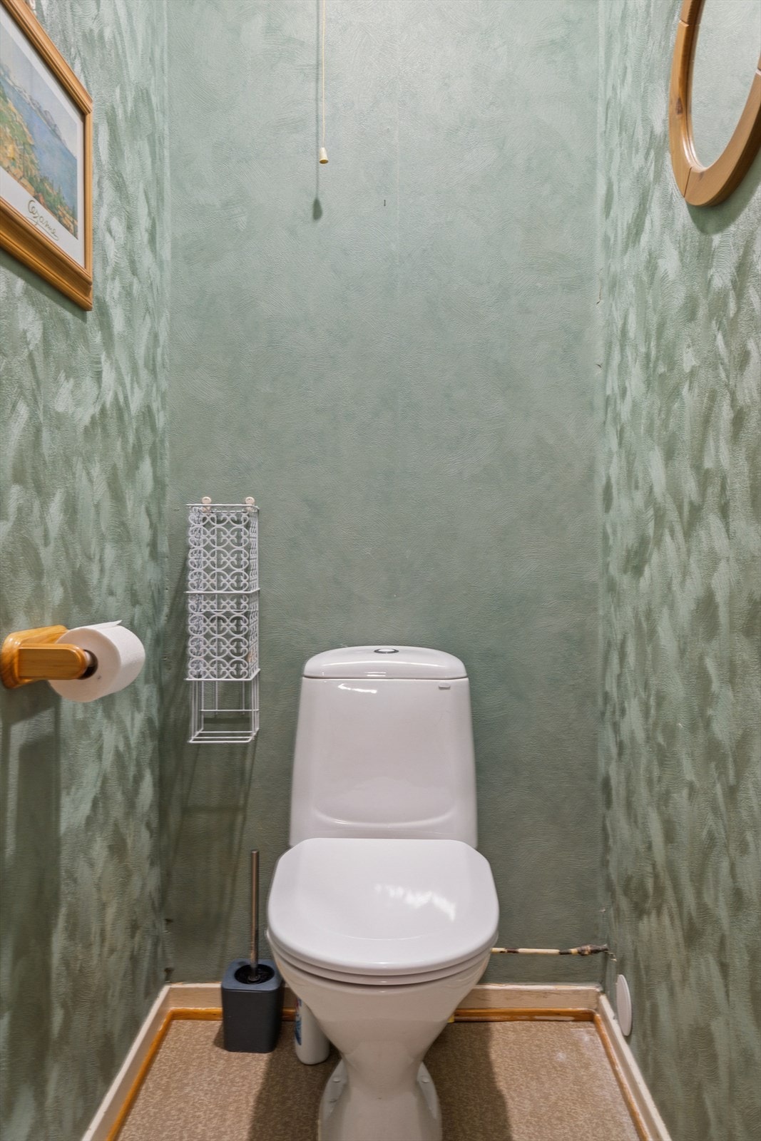 Separat toalettrom med vinylgulv og malerstrie på vegger Galleribilde