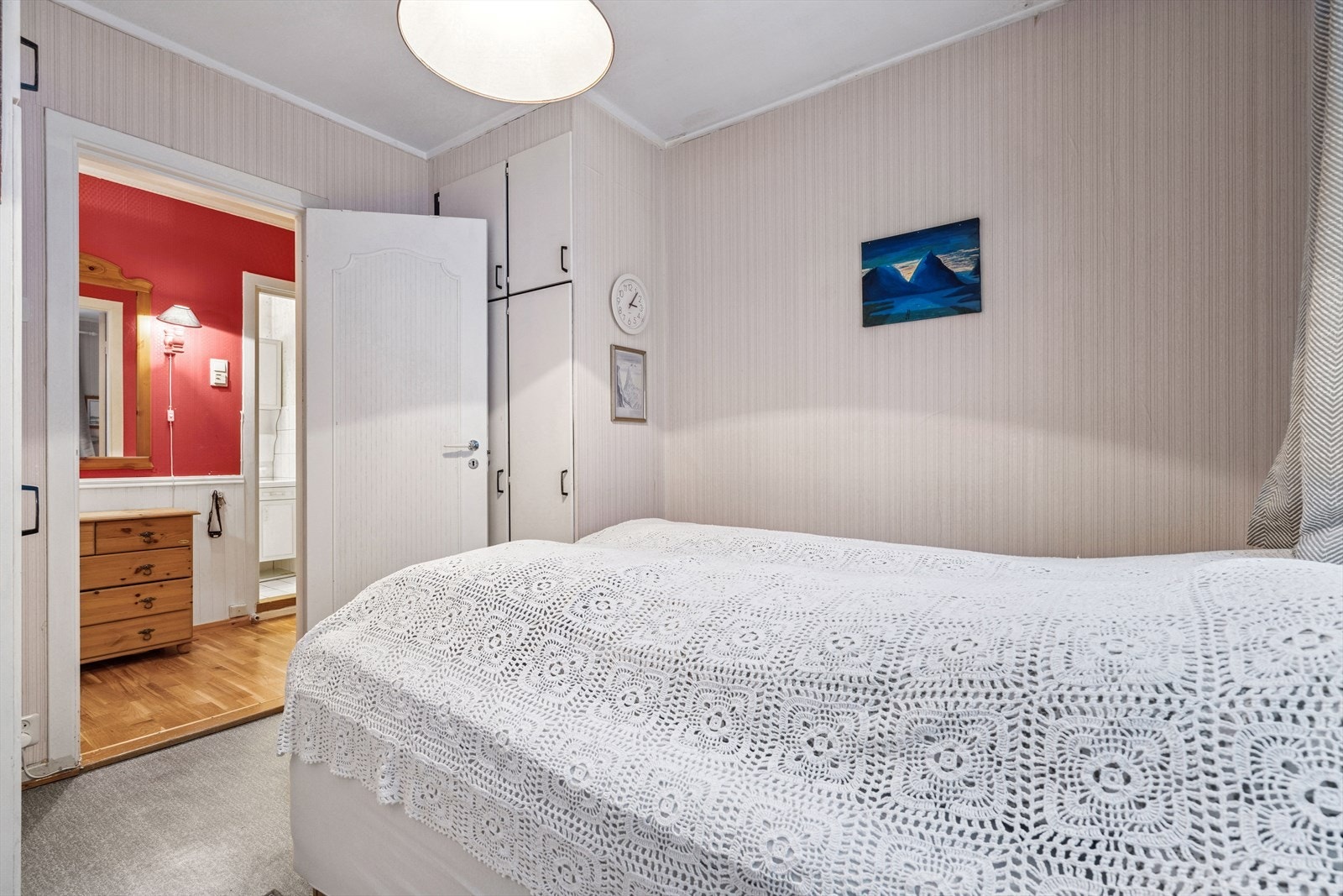 Soverom I - Hovedsoverommet har en fin størrelse med plass til dobbeltseng Galleribilde