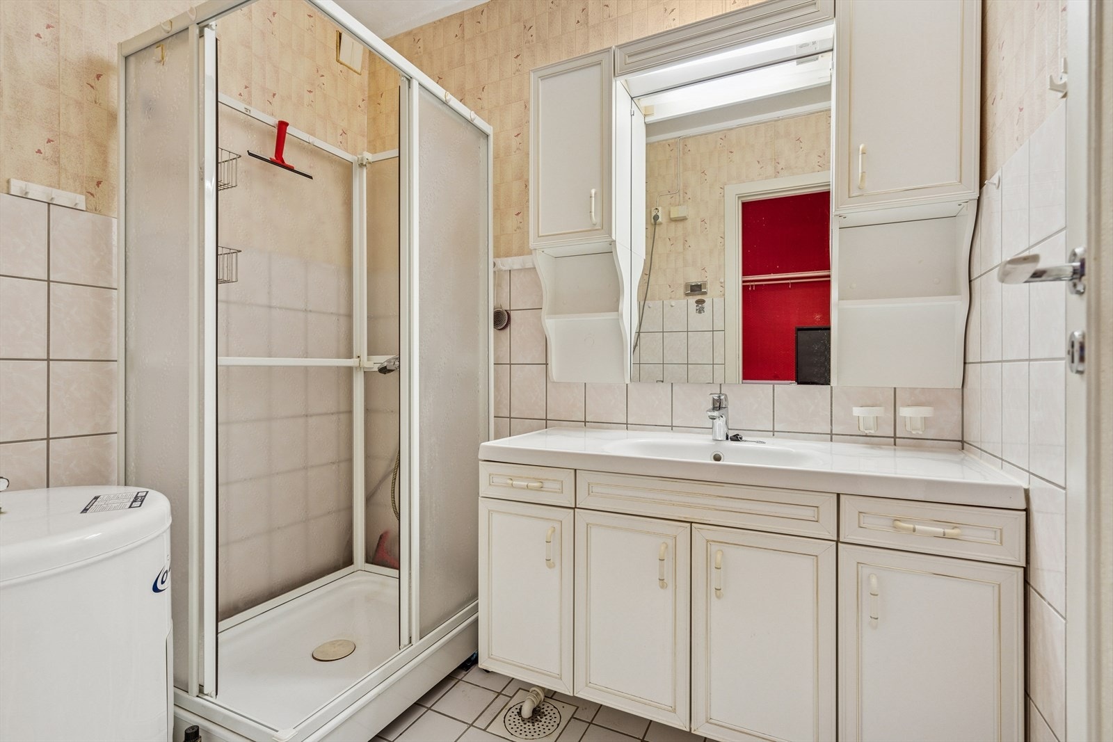 Badet har flislagt gulv m/varmekabler under og vegger med flis/våtromsvinyl - Her finner du dusjkabinett og baderomsinnredning med servant, skap, skuffer, speil og lys Galleribilde