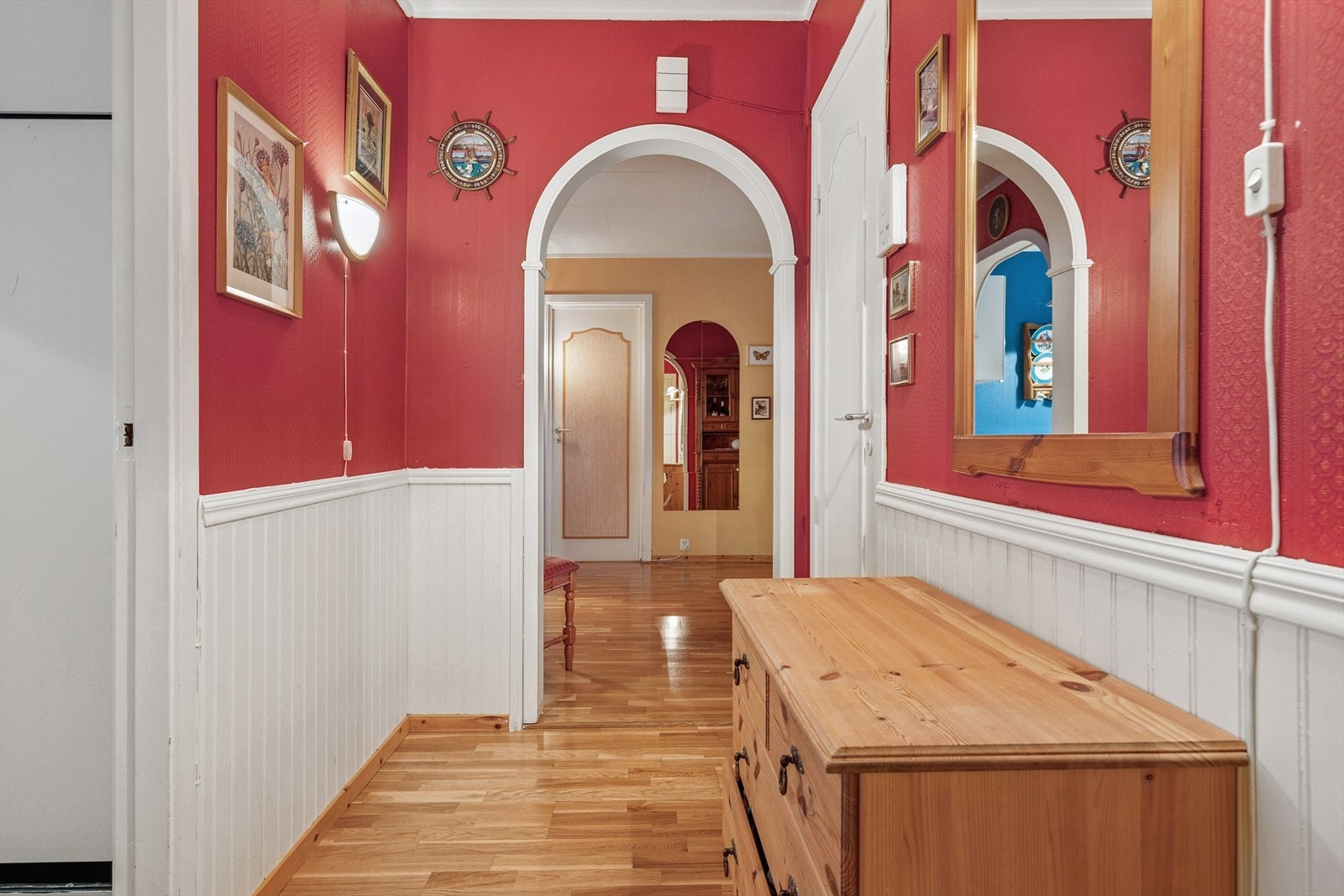 Herfra har du adkomst til hovedsoverommet, badet, toalettrommet og videre inn i stuen Galleribilde