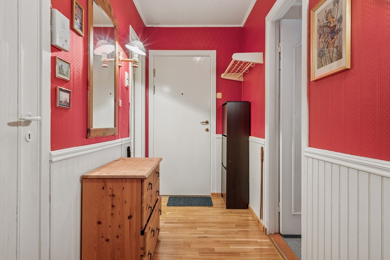 Du ønskes velkommen inn i en hyggelig entrè med god plass til oppbevaring av sko og yttertøy Galleribilde