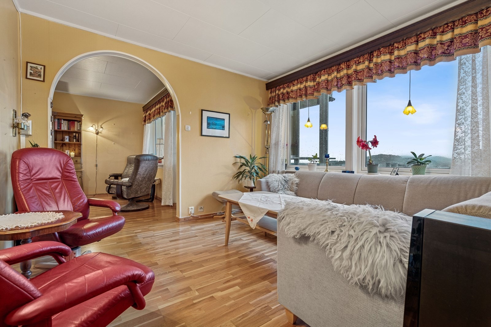 Den innerste stuen byr på god plass til stor sofa med tilhørende møblement som salongbord og TV Galleribilde