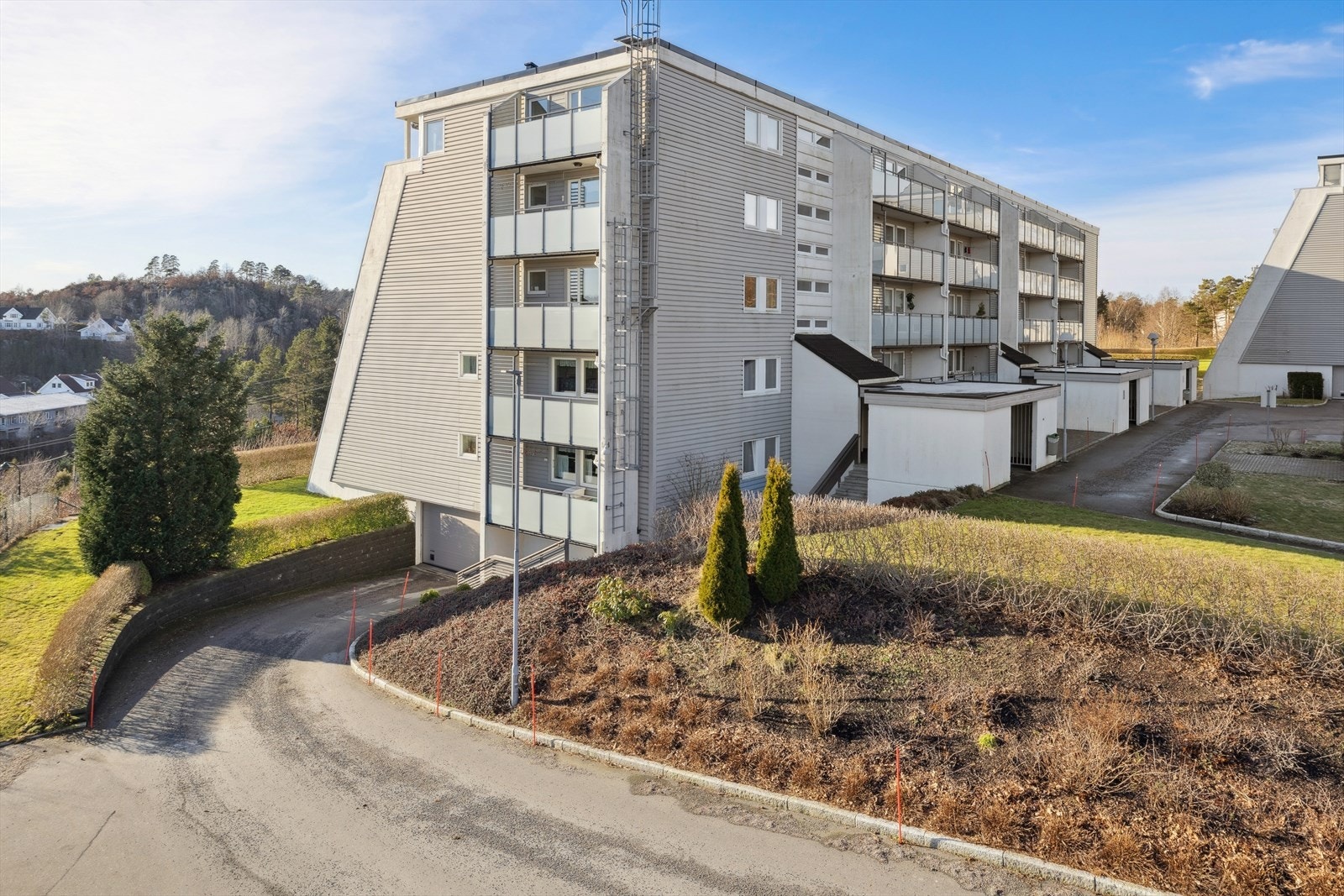 Bygget er fra 1981 og er jevnlig vedlikeholdt av borettslaget. Galleribilde