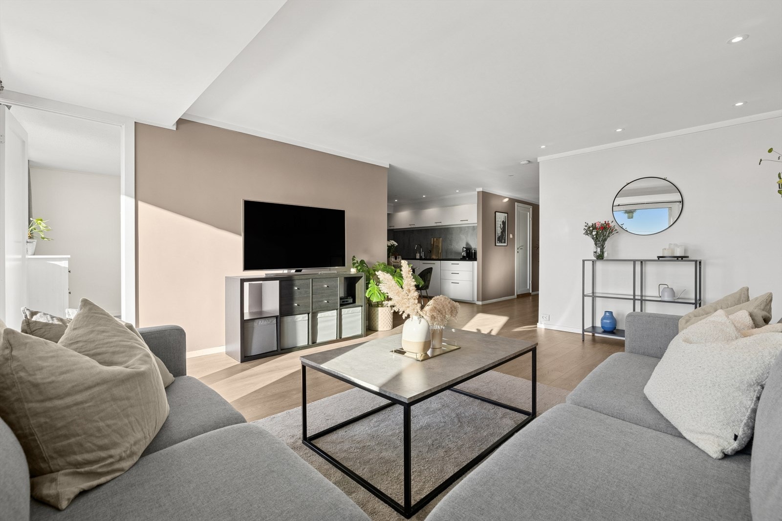 Naturlig plass for sofagruppe og Tv. Galleribilde