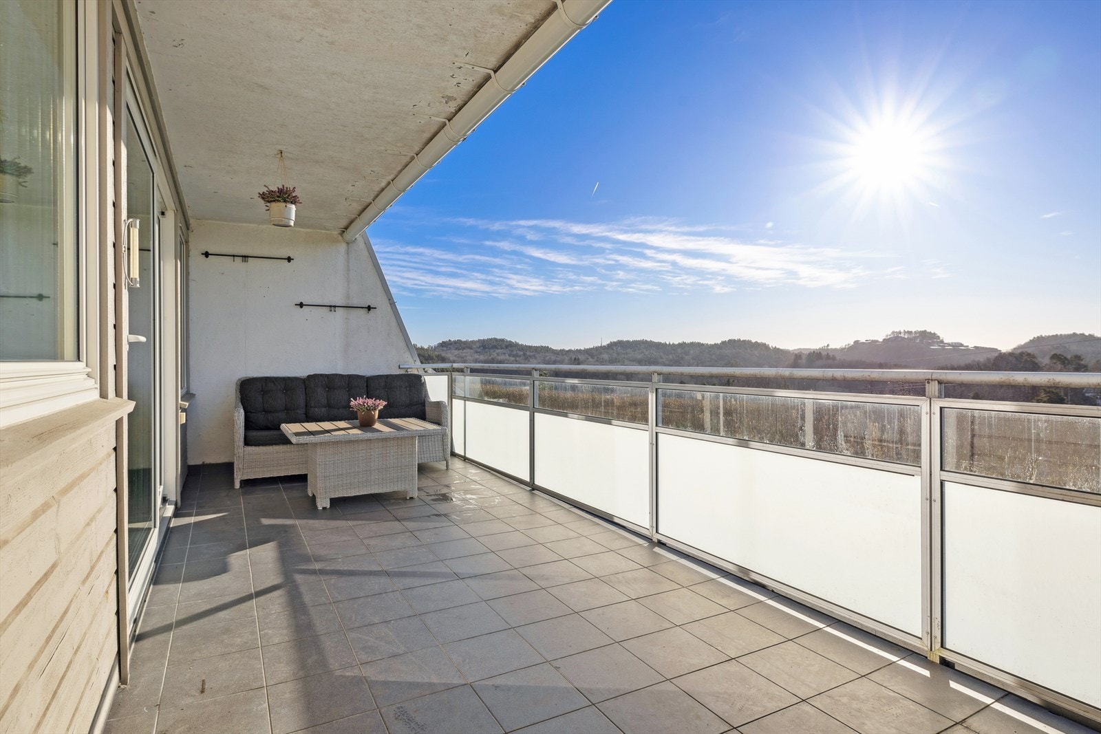 En oppusset og romslig 2-roms med nydelig beliggenhet på Hånes. Galleribilde