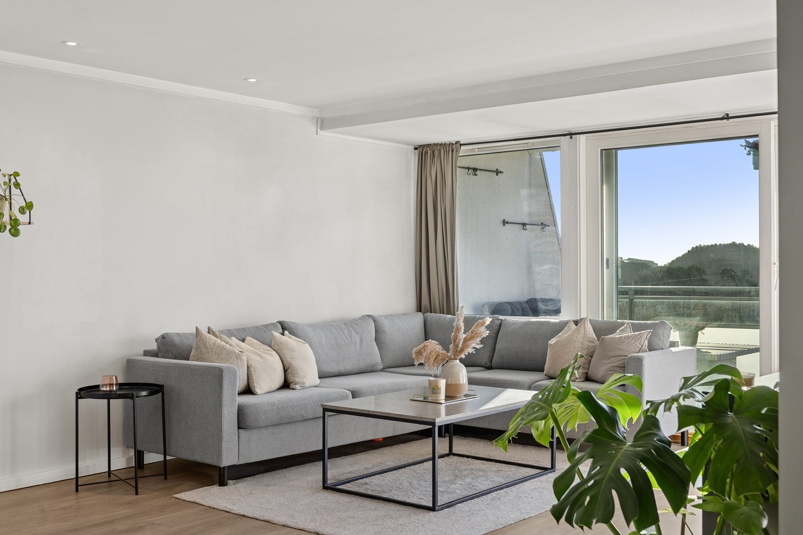 Det er gjennomgående en-stavs laminatgulv i leiligheten og lyse vegger. Galleribilde