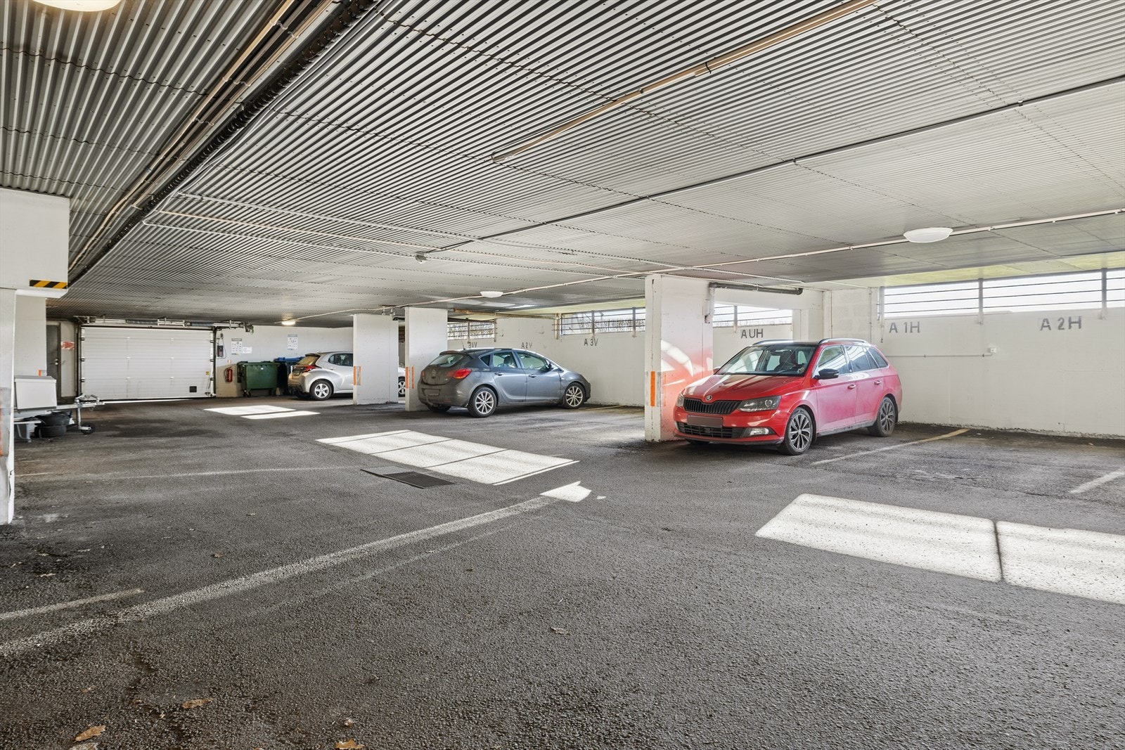 Det medfølger fast parkering i felles garasjekjeller, samt en bod i kjeller på 5 kvm. Galleribilde