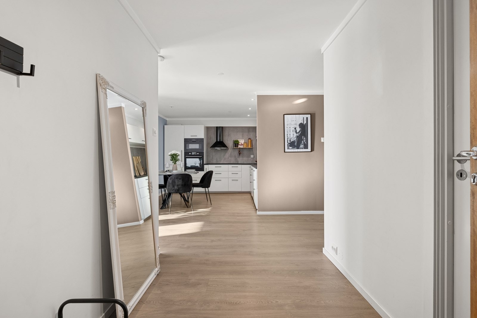 Entré med plass til å henge fra seg og bod inn til høyre. Galleribilde