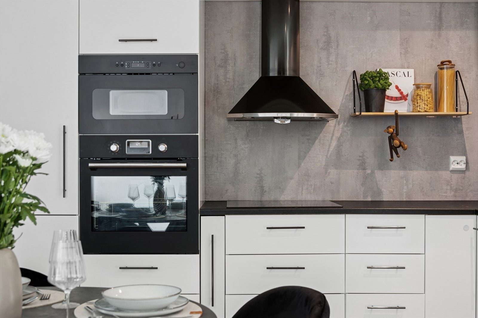 Kjøkkenet er i tidløs utførelse fra 2019 med slette, hvite fronter og sorte detaljer. Galleribilde