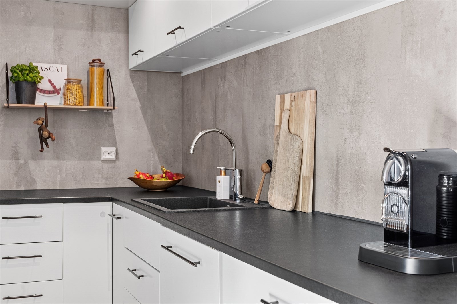 Det er integrerte hvitevarer som koketopp, stekeovn, mikrobølgeovn, oppvaskmaskin og kjøleskap med fryser. Galleribilde