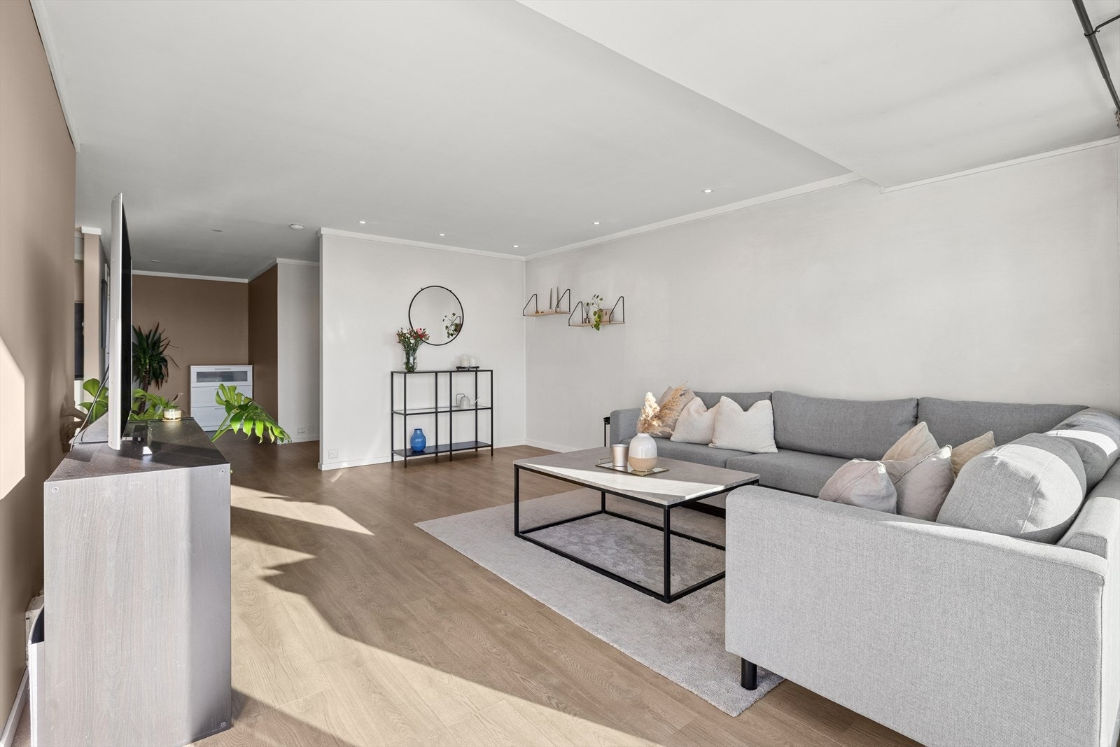 Leiligheten ligger i første etasje og har en praktisk planløsning med stue/kjøkken, bad, stort soverom og en praktisk innvendig bod. Galleribilde