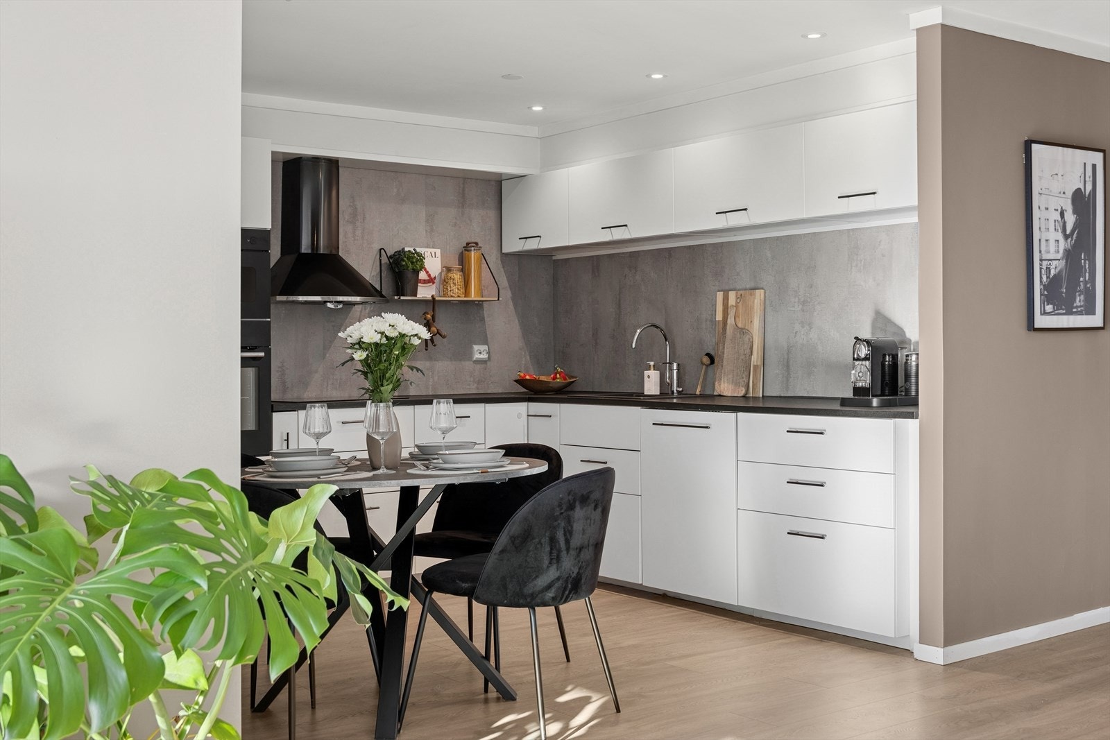 Leilighetens kjøkken ligger delvis adskilt fra stuen og har plass til spisebord. Galleribilde