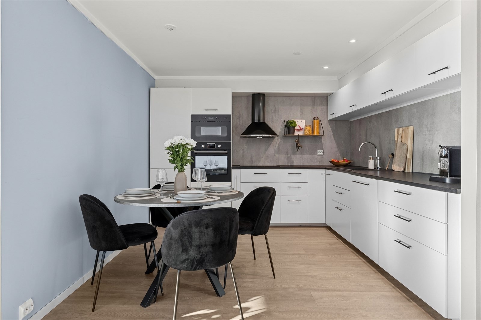 Godt med skapplass i over- og underskap. Galleribilde