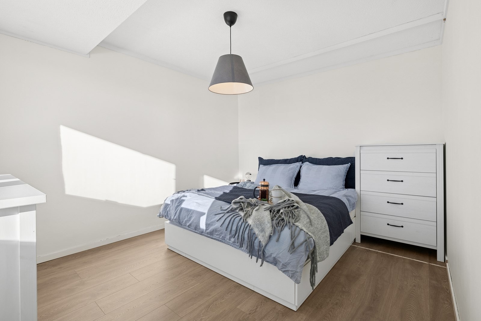 Soverommet har god plass til både seng og garderobemøbel. Galleribilde