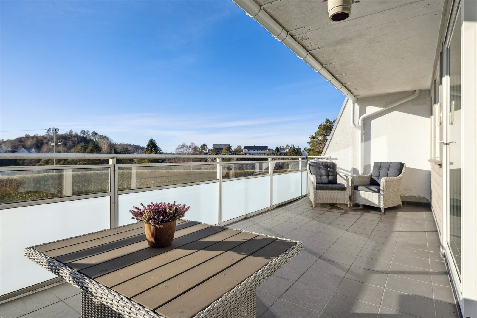 Leiligheten har en nydelig balkong med gode sol- og utsiktsforhold. Galleribilde