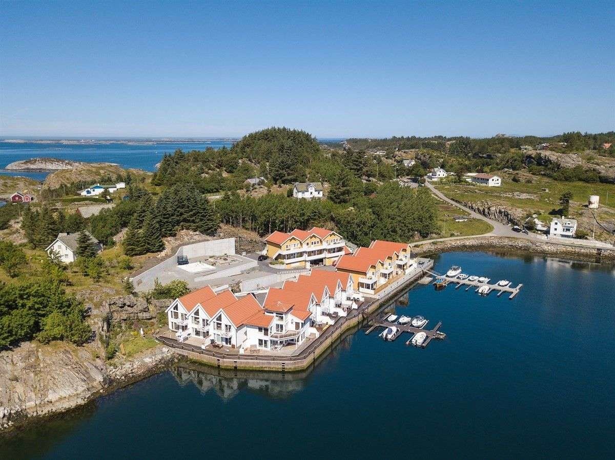Nydelig beliggende fritidsleilighet ved sjøkanten. Båtplass medfølger. Galleribilde