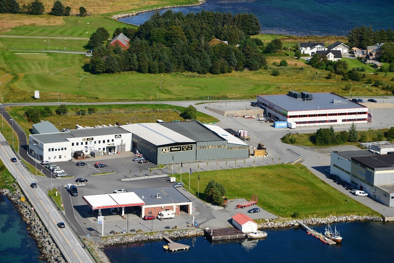 Nabo til XL-BYGG og Esso Galleribilde