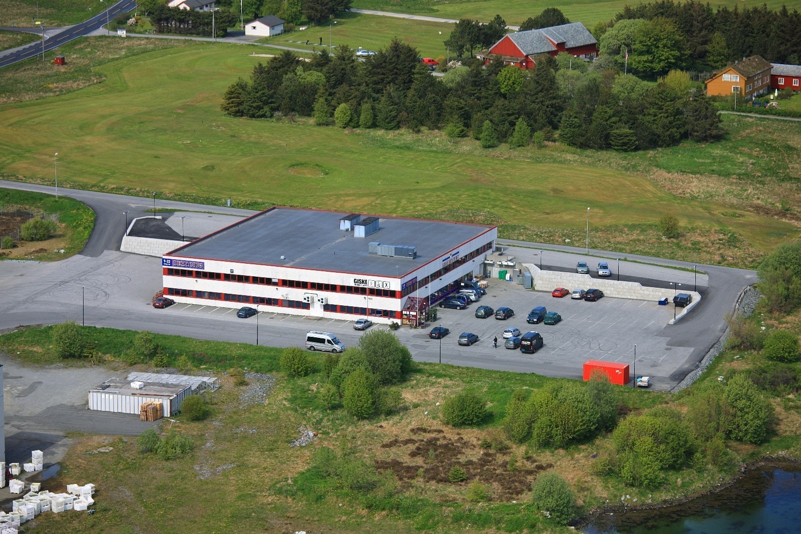 Bygget sett frå sør-aust Galleribilde