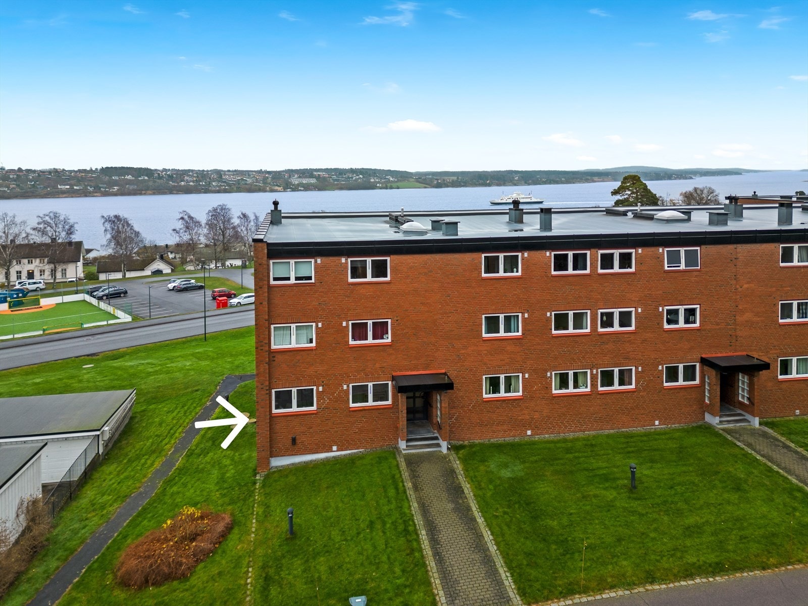 Opparbeidede utearealer ønsker velkommen med overbygd inngangsparti og kun noen få trappetrinn inn til leiligheten i 1.etasje. Galleribilde