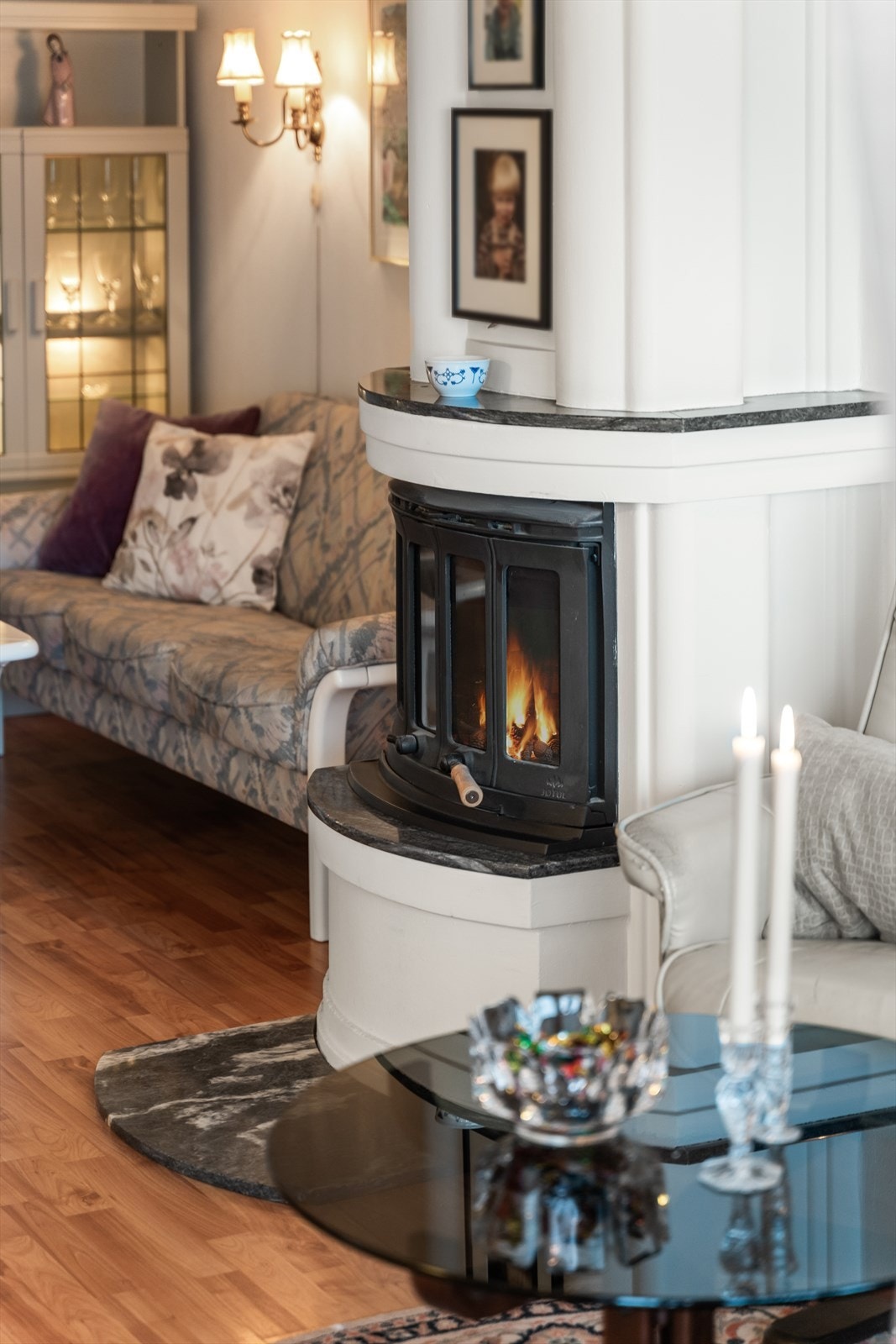 Midt i rommet er en innebygd peis som bidrar til varme og hygge. Galleribilde