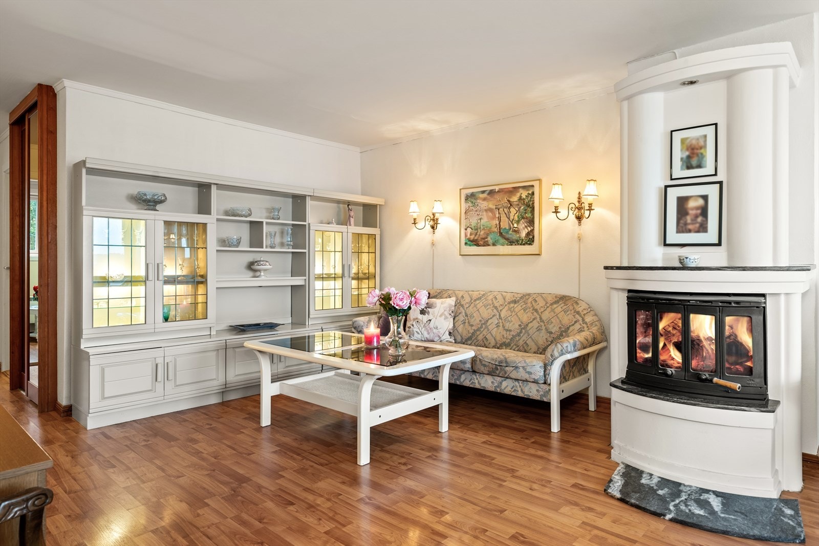 Her er det plass til et hyggelig sofahjørne med TV-løsning. Galleribilde