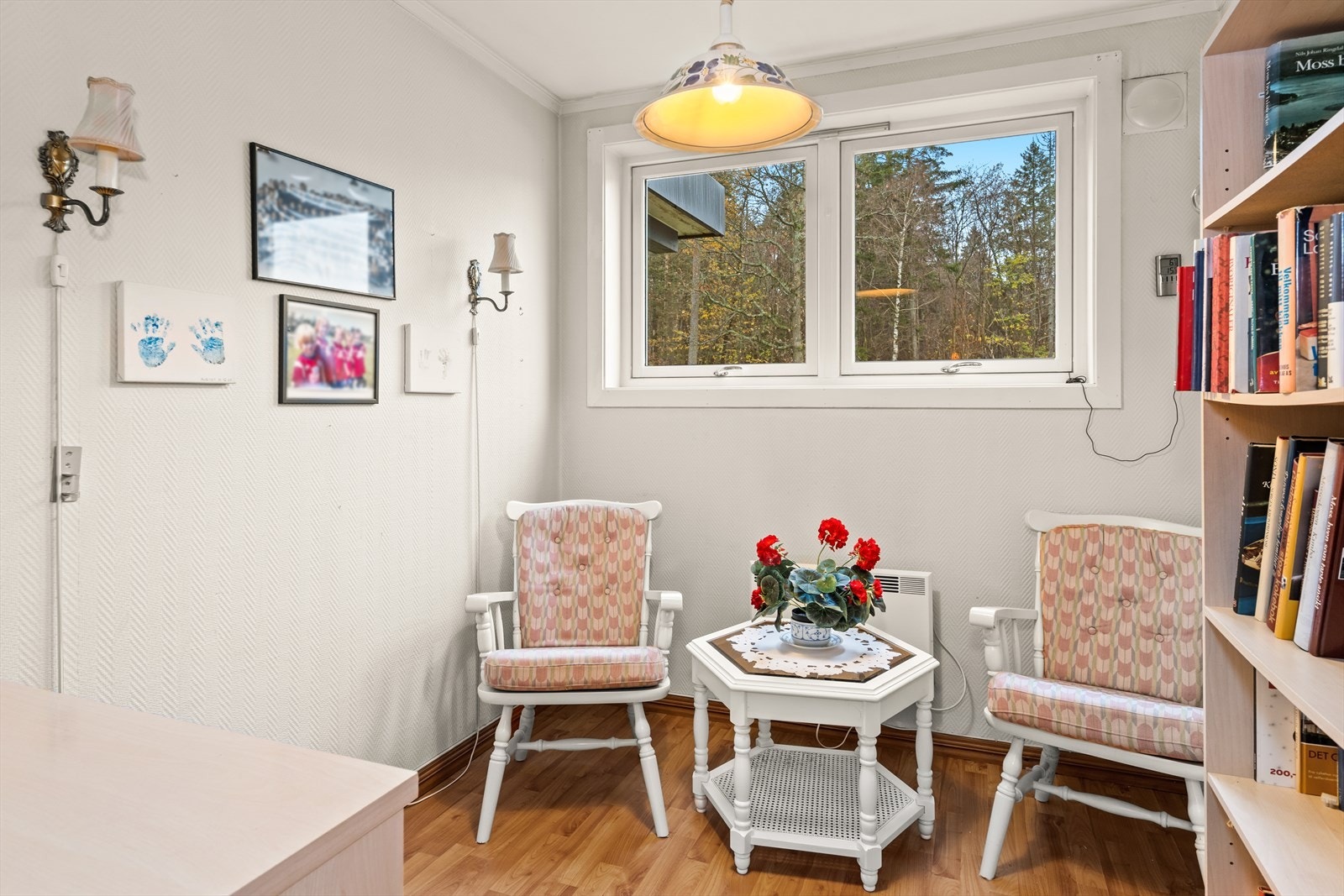 Soverom 2 brukes i dag som en ekstra stue - mulighetene her er mange dersom det ikke er behov for to soverom. Galleribilde