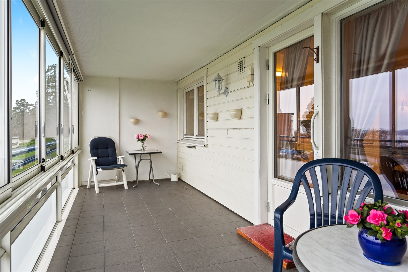 Verandaen på 17 kvm har flislagt gulv og den gode størrelsen gir allsidig bruk med plass til møblement for både måltider og avslapning. Galleribilde