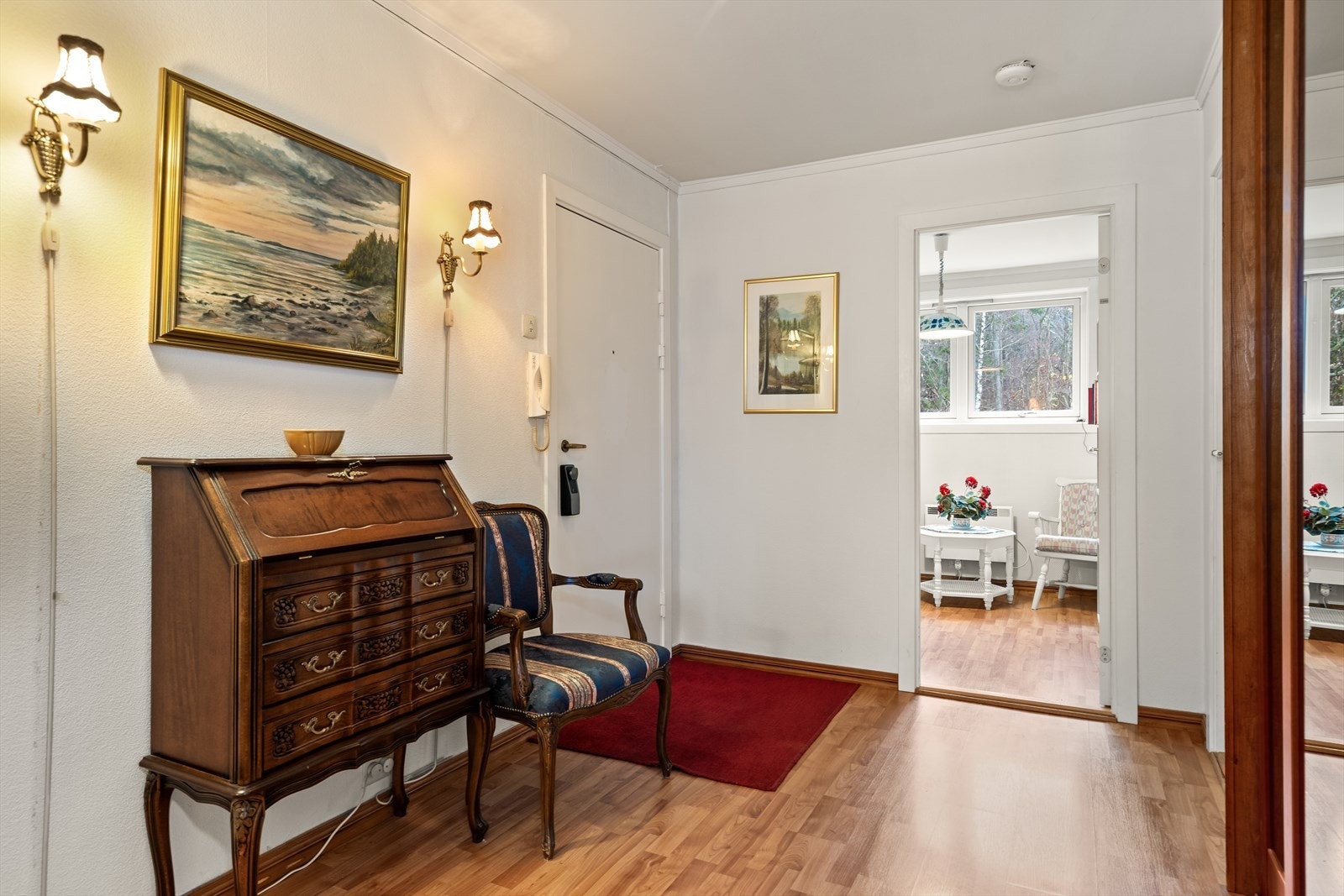 Vel inne er en romslig entré med skyvedørsgarderobe og plass til ytterligere garderobemøbel. Galleribilde