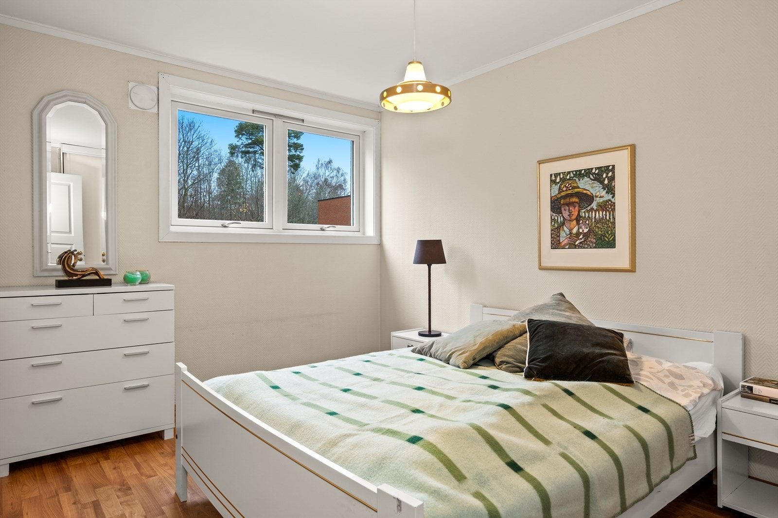 Boligen har to soverom, begge med gode vindusflater, plass til dobbeltseng og rom for garderobemøbel, kontorpult el.l. Galleribilde