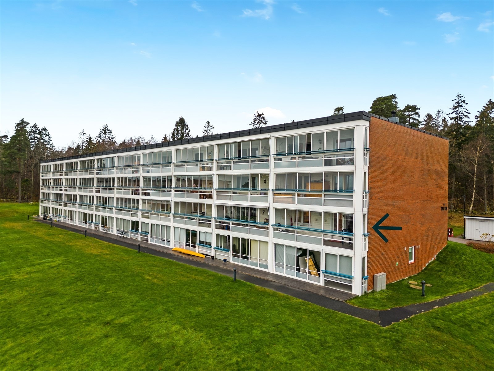 Leiligheten ligger i ende og i 1.etasje med meget enkel adkomst fra felles parkering og busstopp kun 100 meter unna. Galleribilde