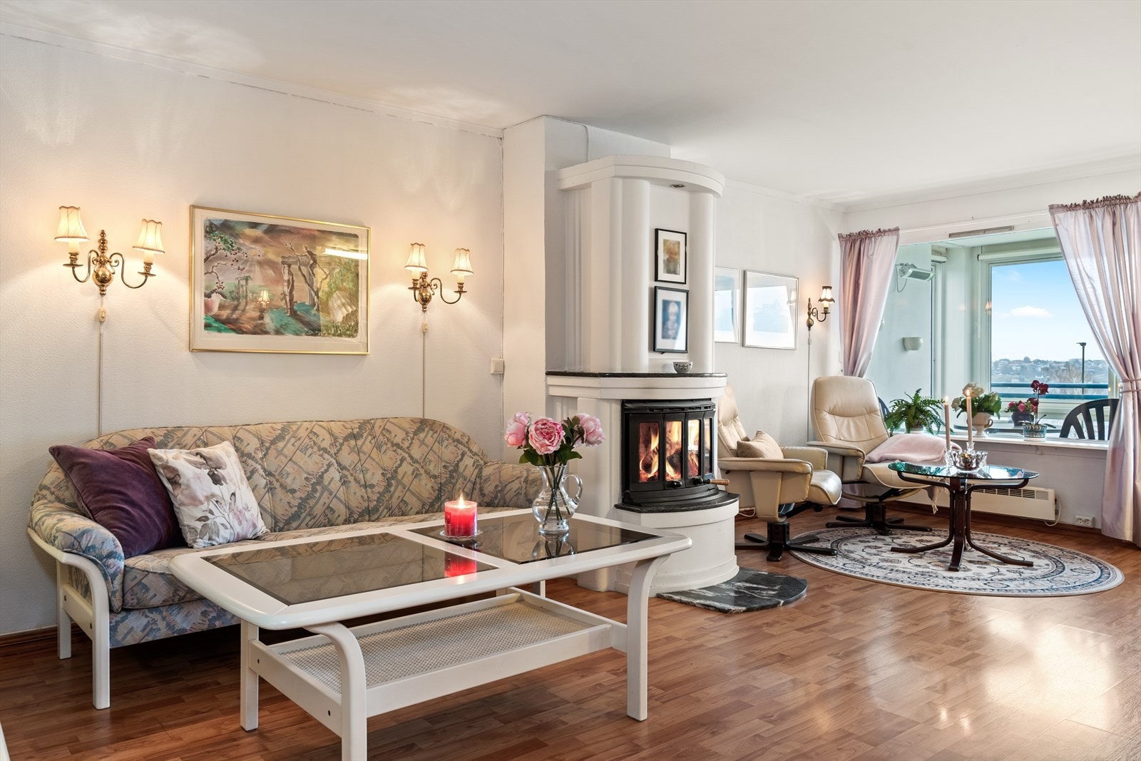 En avlang stue gir fleksibilitet i møbleringen, med en åpen og lys planløsning. Galleribilde