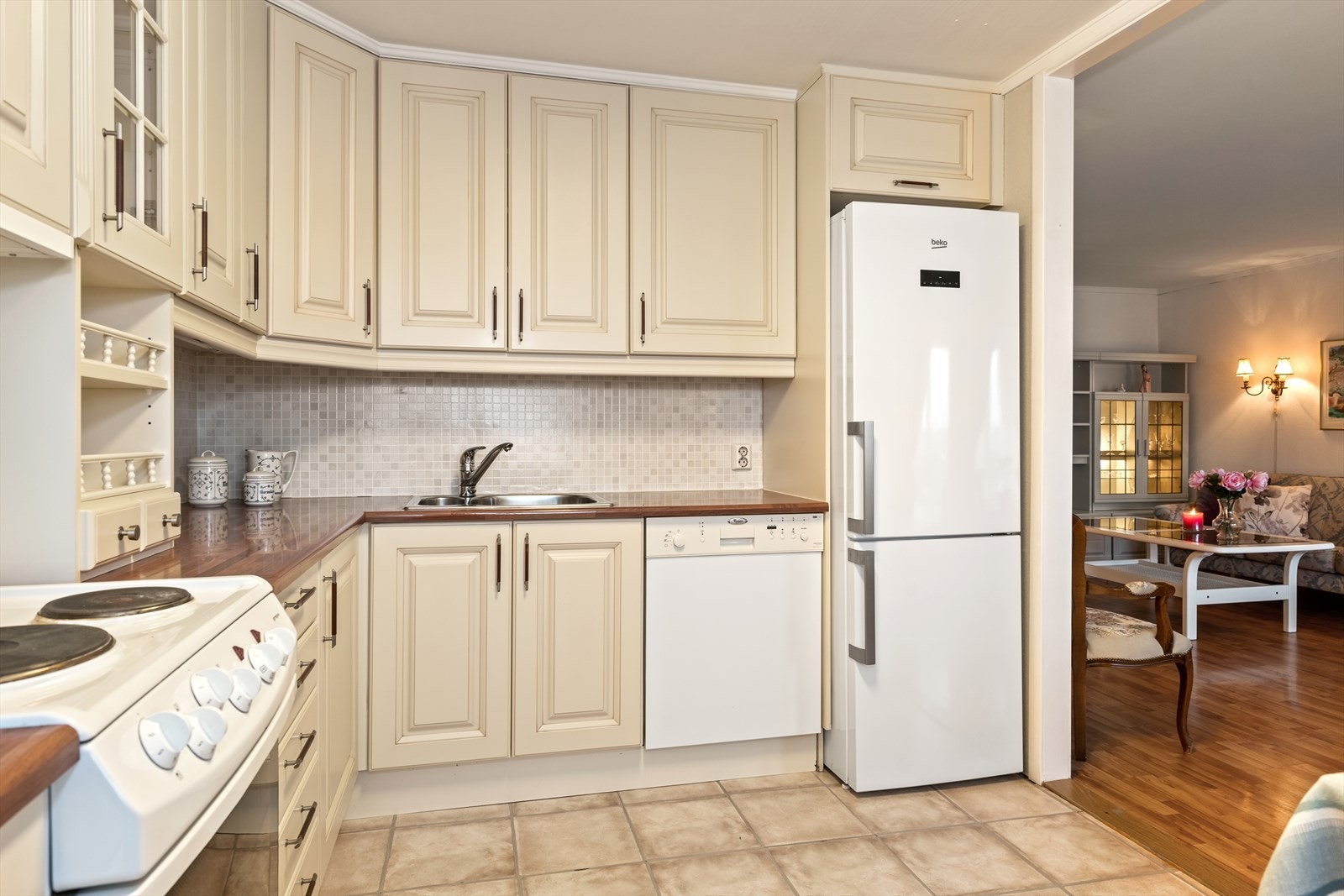 Det er godt med oppbevaringsplass, tapet på vegg over benk for enklere rengjøring og hvitevarene medfølger. Galleribilde