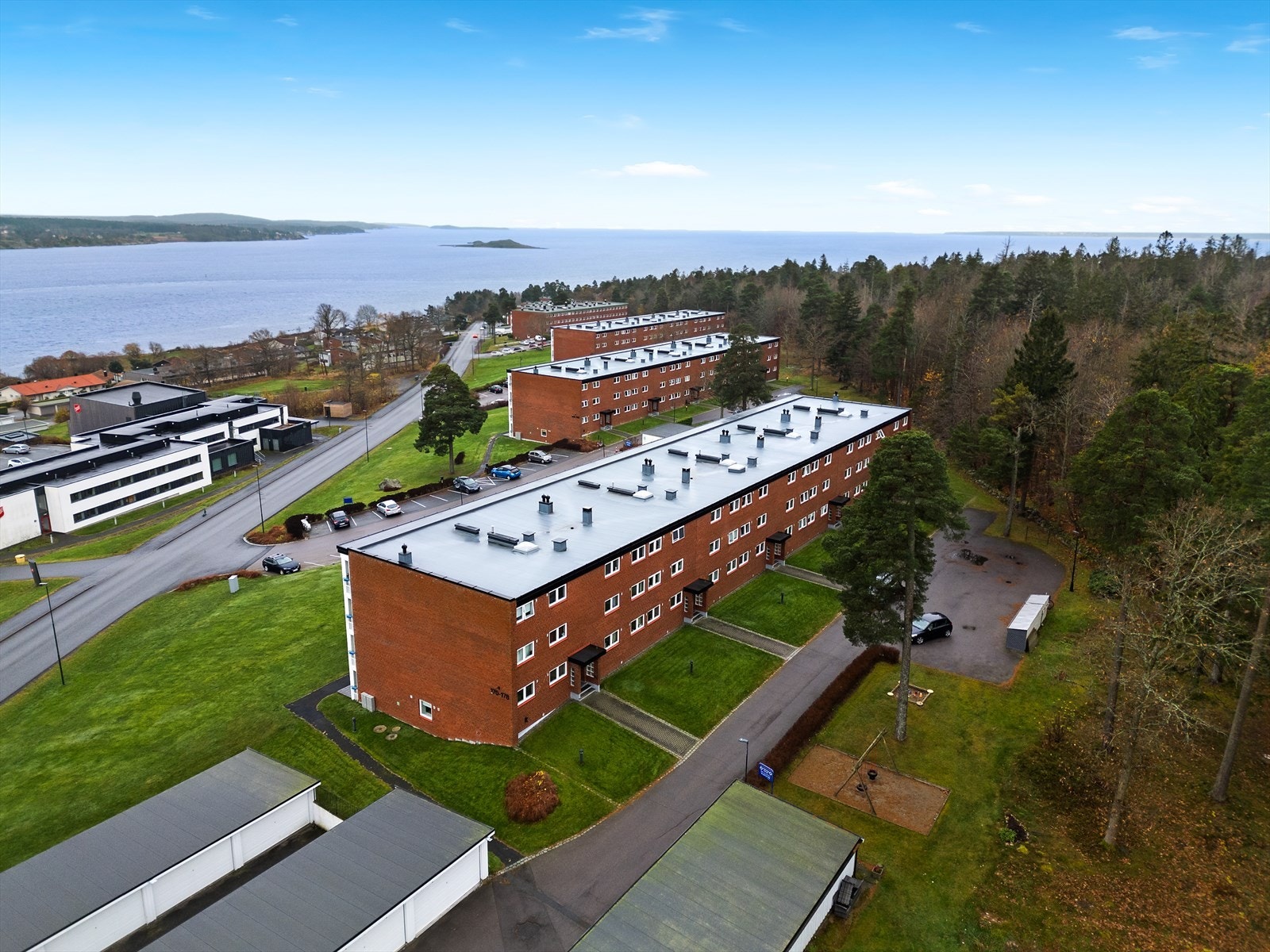 Eiendommen har attraktiv beliggenhet med utsikt mot Oslofjorden og Værlebukta, omgitt av grønne naturområder og med kort vei til sentrum. Galleribilde