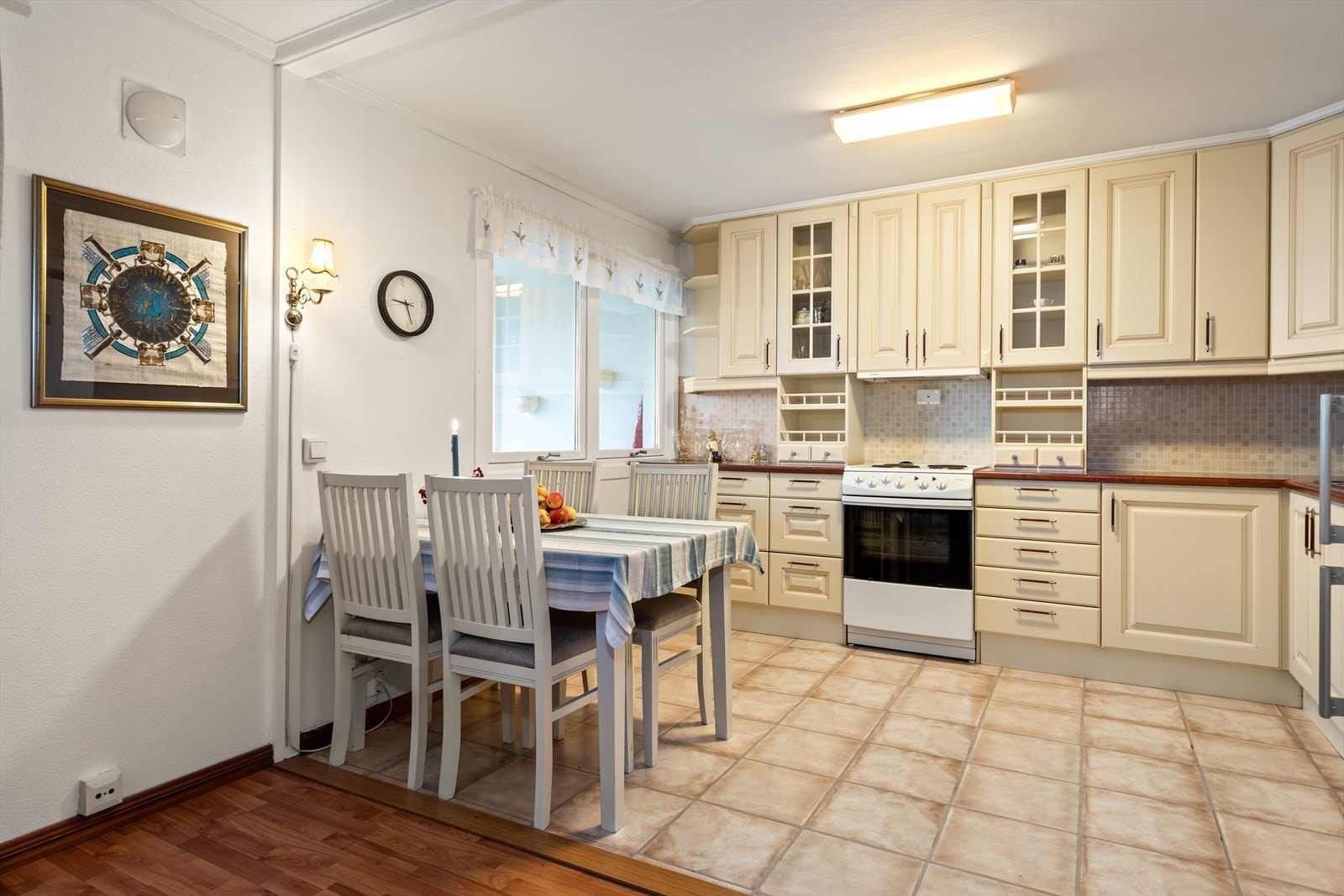 Stue og kjøkken ligger i åpen løsning, med spisestue i kjøkkensonen som er flislagt. Galleribilde