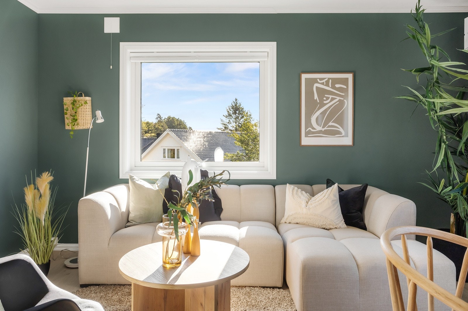 Boligen har en god planløsning og inneholder en romslig stue. Stuen er stor og fin med en sosial dynamikk med god plass til spisestue og sofaløsning med tilhørende møblement. Galleribilde