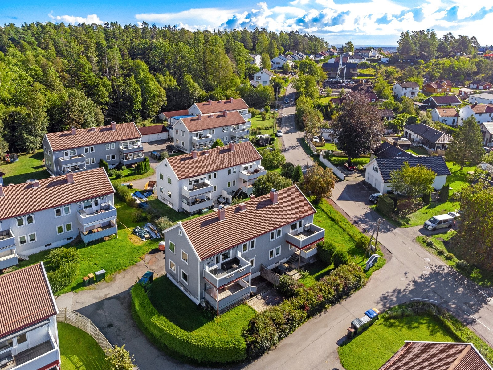 Fra eiendommen er det kort vei til barnehage, barneskole og ungdomsskole, samt bussholdeplass og Teie torv med servicetilbud. Galleribilde