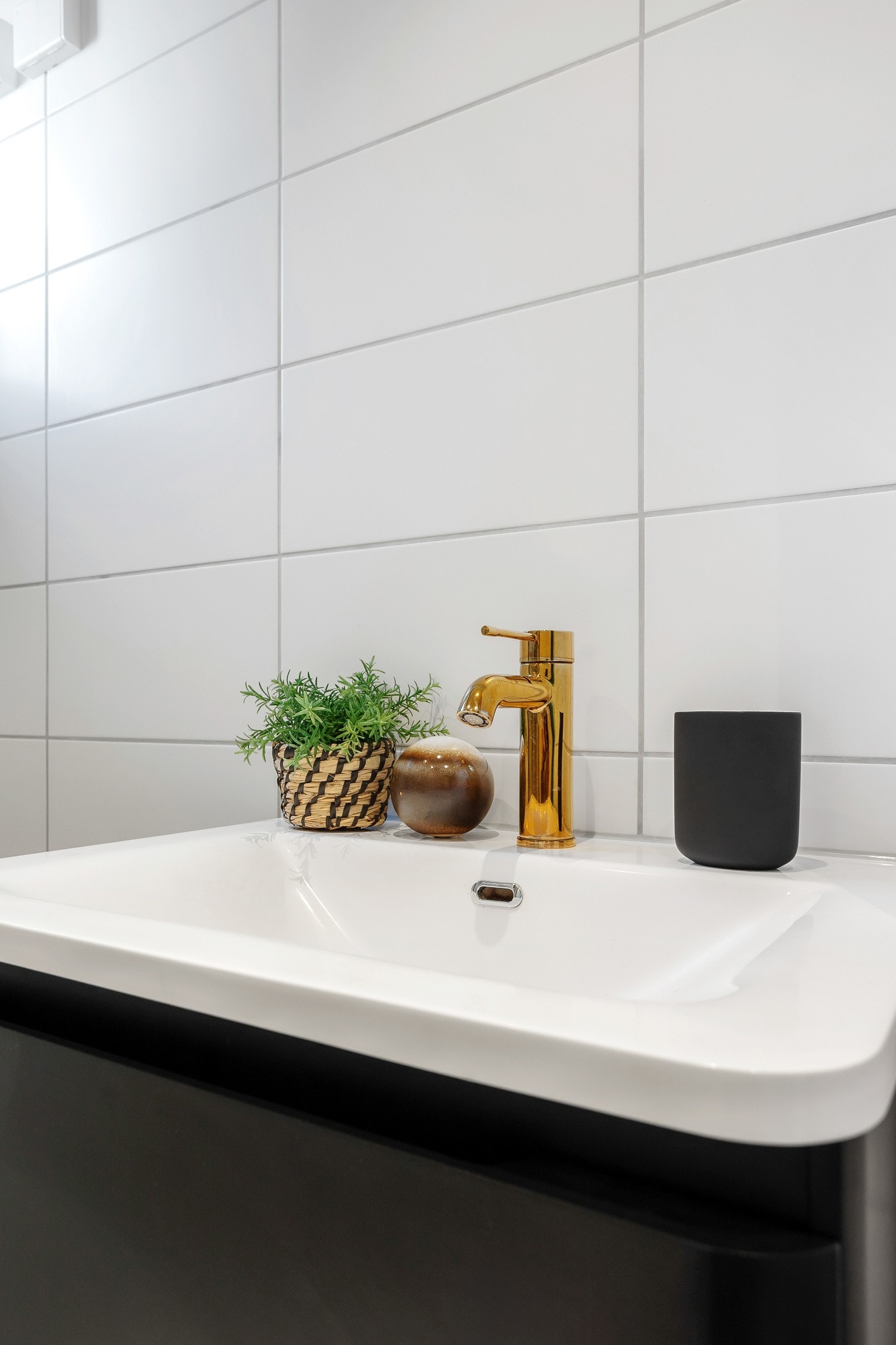 Badet har fliser på gulv med varmekabler. Flislagte vegger og malte slette plater med downlights i innvendig tak. Galleribilde