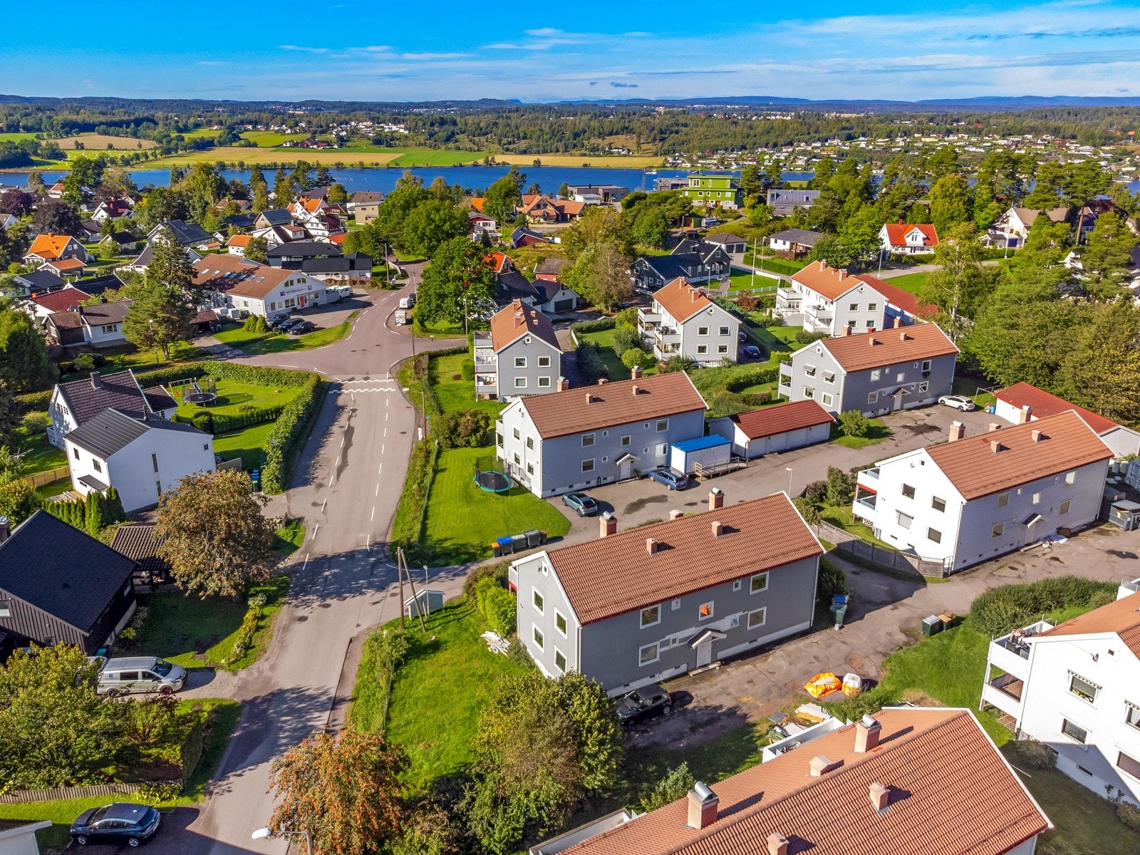 Eiendommen grenser til den idylliske Teieskogen med flotte turområder og lysløyper som byr på god rekreasjon året rundt. Galleribilde