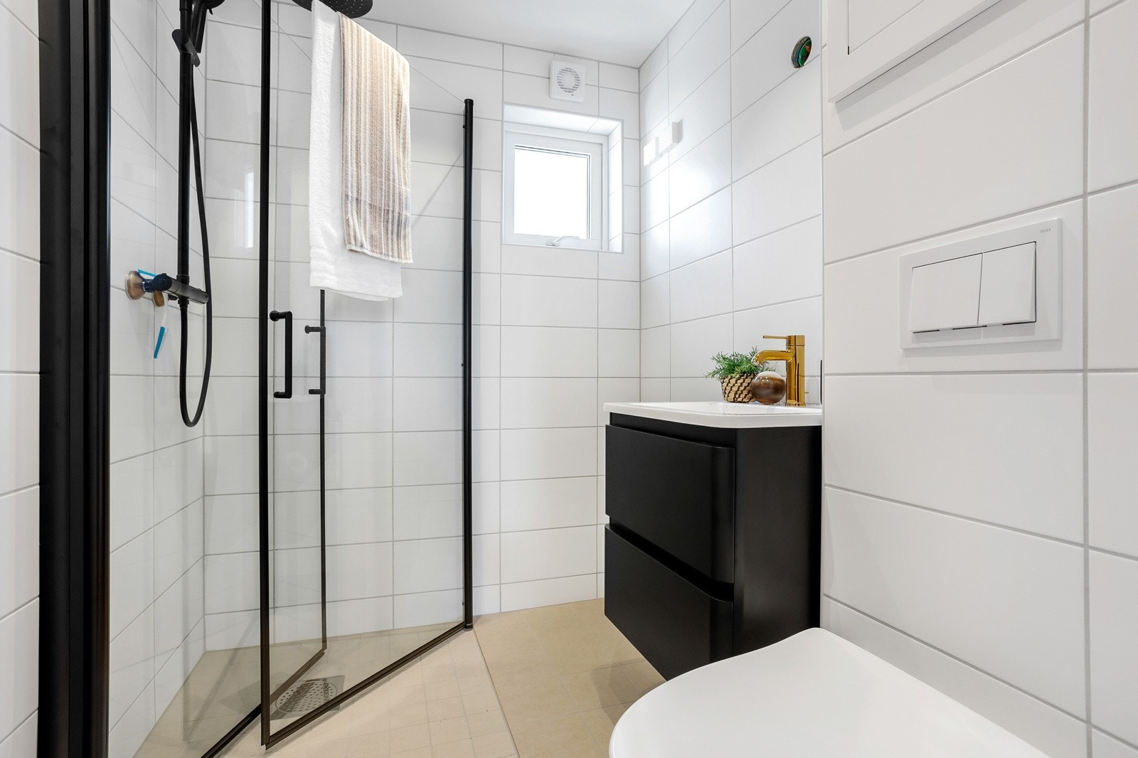 Badet er renovert i regi av borettslaget og er fra 2024. Innredete med servant, dusjdører og wc. Kran til evt fremtidig vaskemaskin er inne i sarvbantskap. Galleribilde