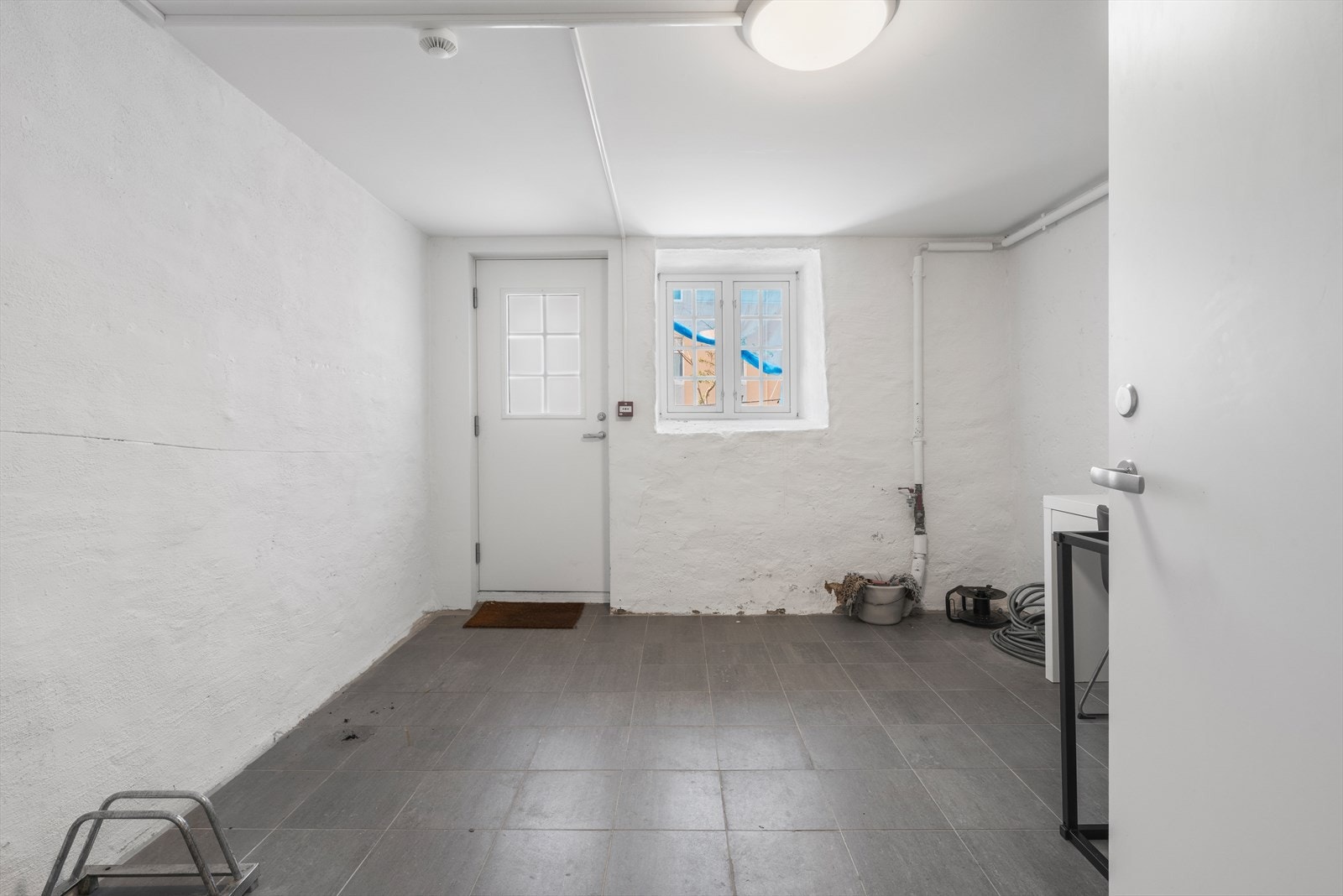 - Sameiet har flotte, flislagte fellesarealer (to store rom) med tilgang fra gateplan en trapp ned - Galleribilde