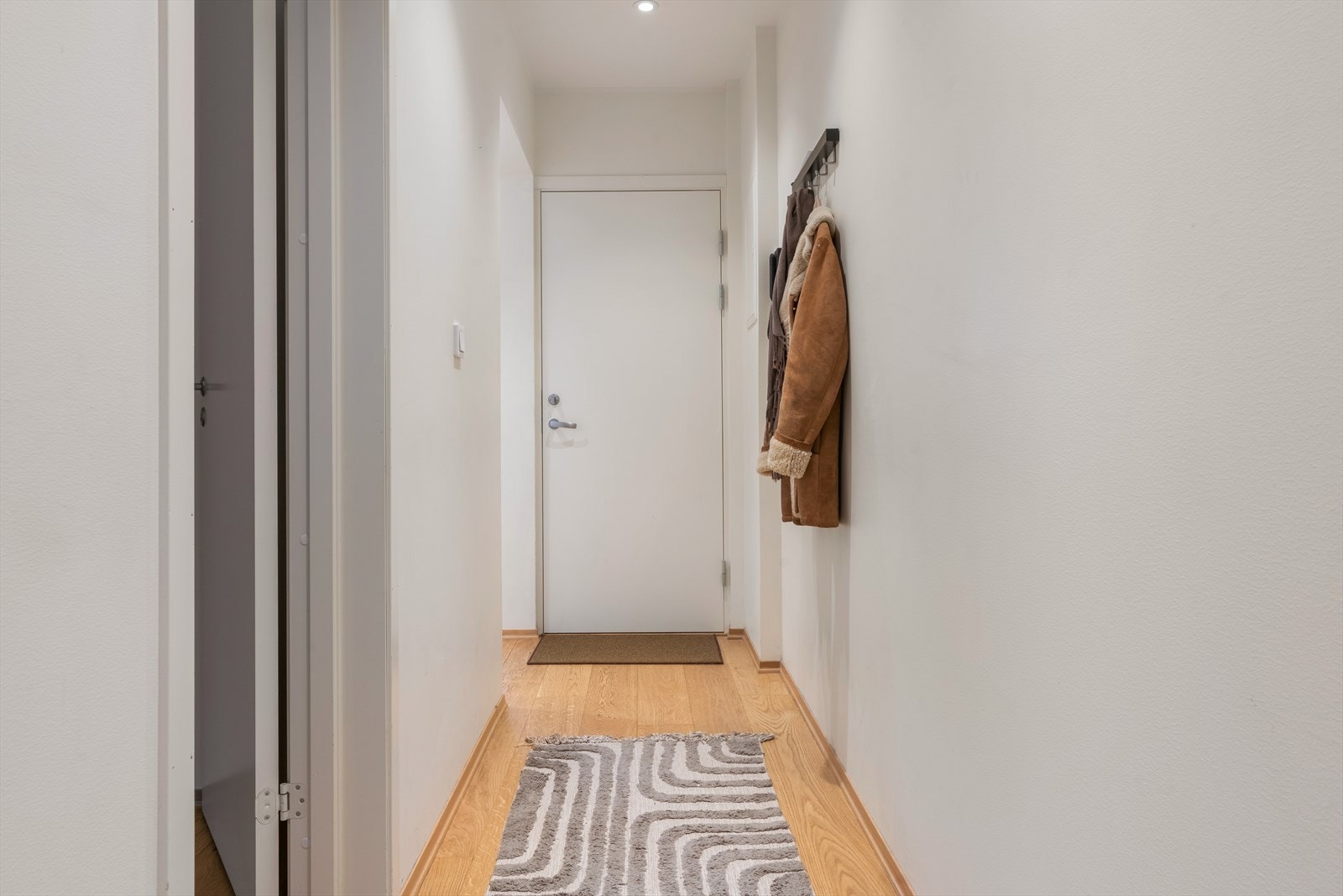 - Den langstrakte gangen måler 6,8m² og gir et flott førsteinntrykk av leiligheten - Galleribilde