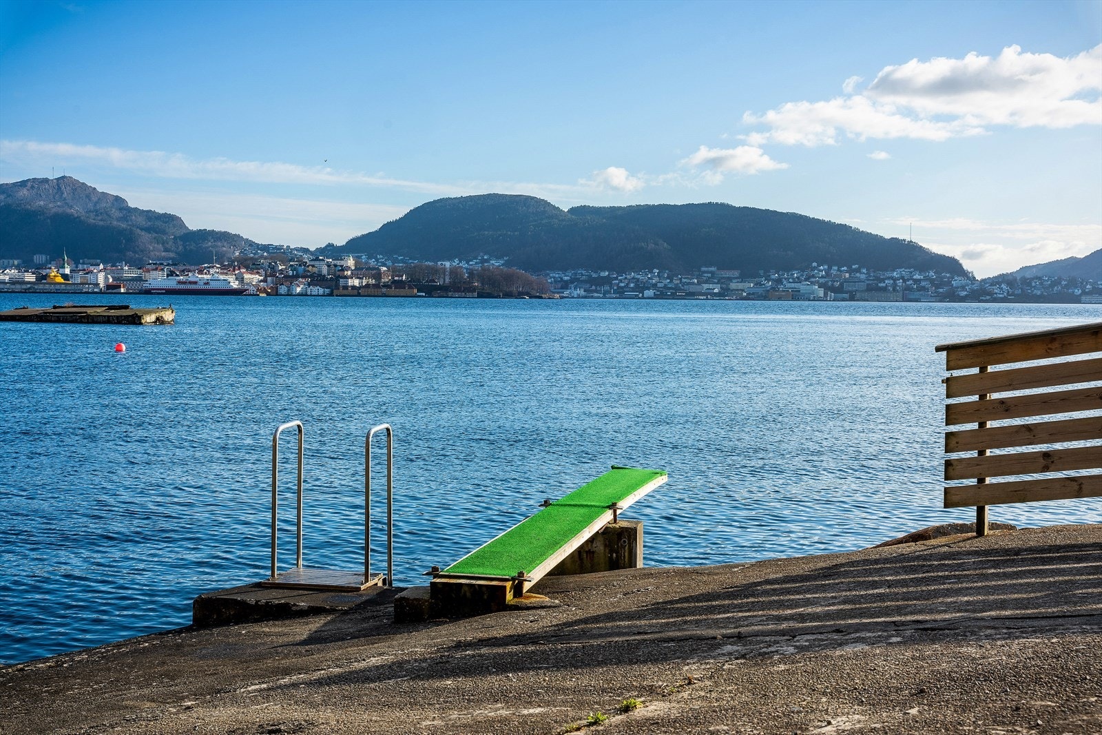 - Kort vei til Sandviken Sjøbad med brygge, badestrand, stupebrett, stupetårn m.m. - Galleribilde