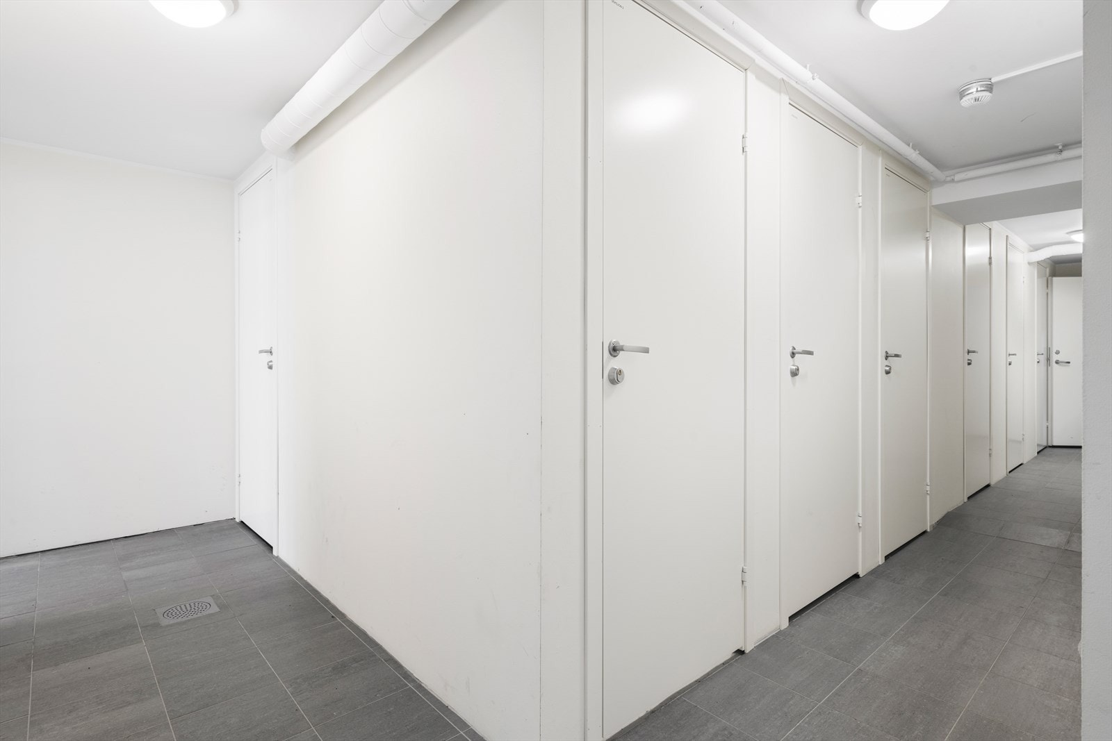 - Leiligheten disponerer tre eksterne boder på totalt 6m² - gull for ekstra oppbevaring! - Galleribilde