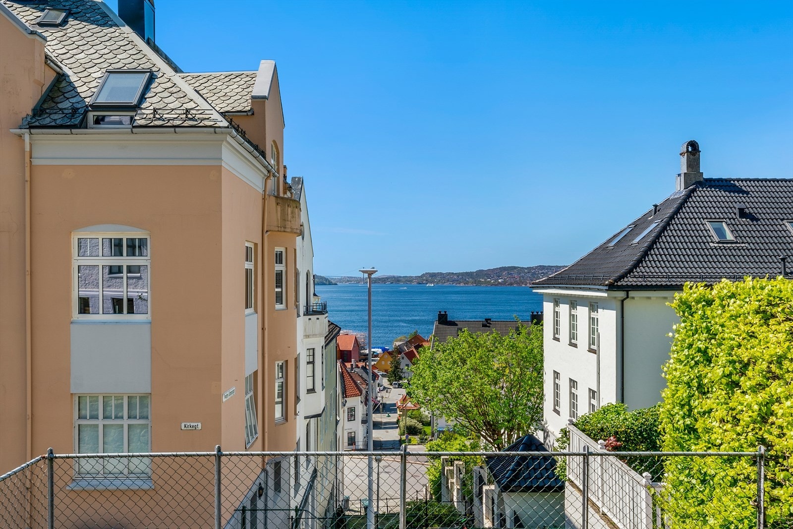 - Fra leiligheten er det kun en 5 minutters spasertur ned til sjøkanten og de gleder det medfølger - Galleribilde