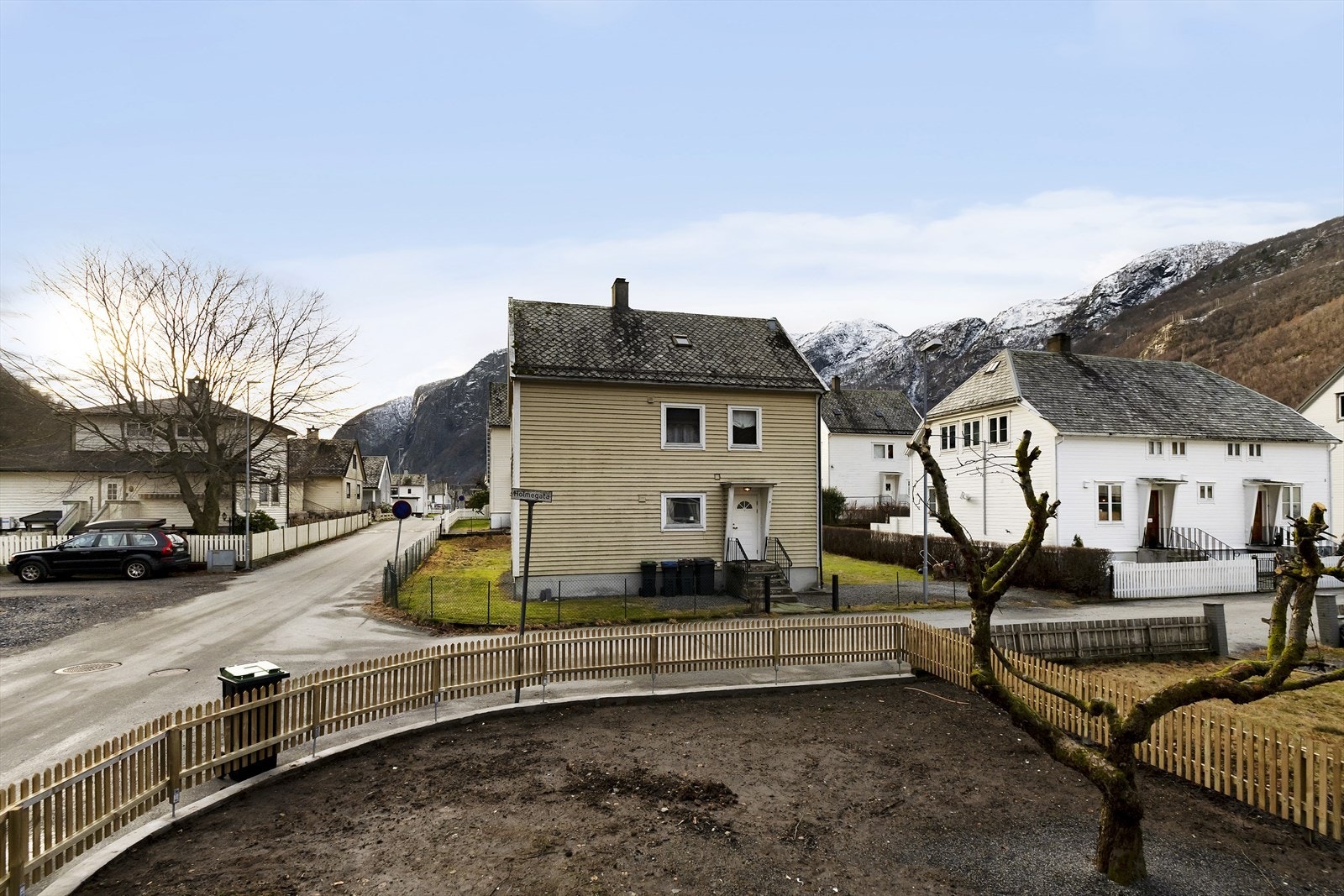 Planert hage med nytt stakittgjerde rundt. Galleribilde