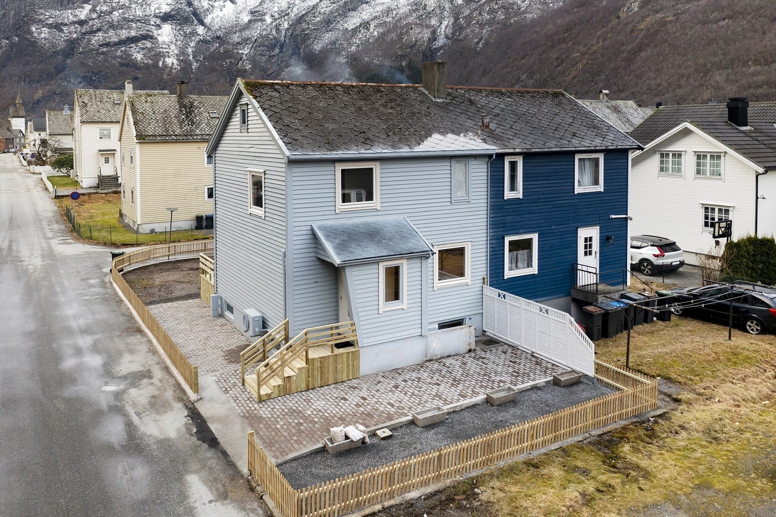 Tunplass med beleggningsstein, ny trapp opp til inngangspartiet. Galleribilde